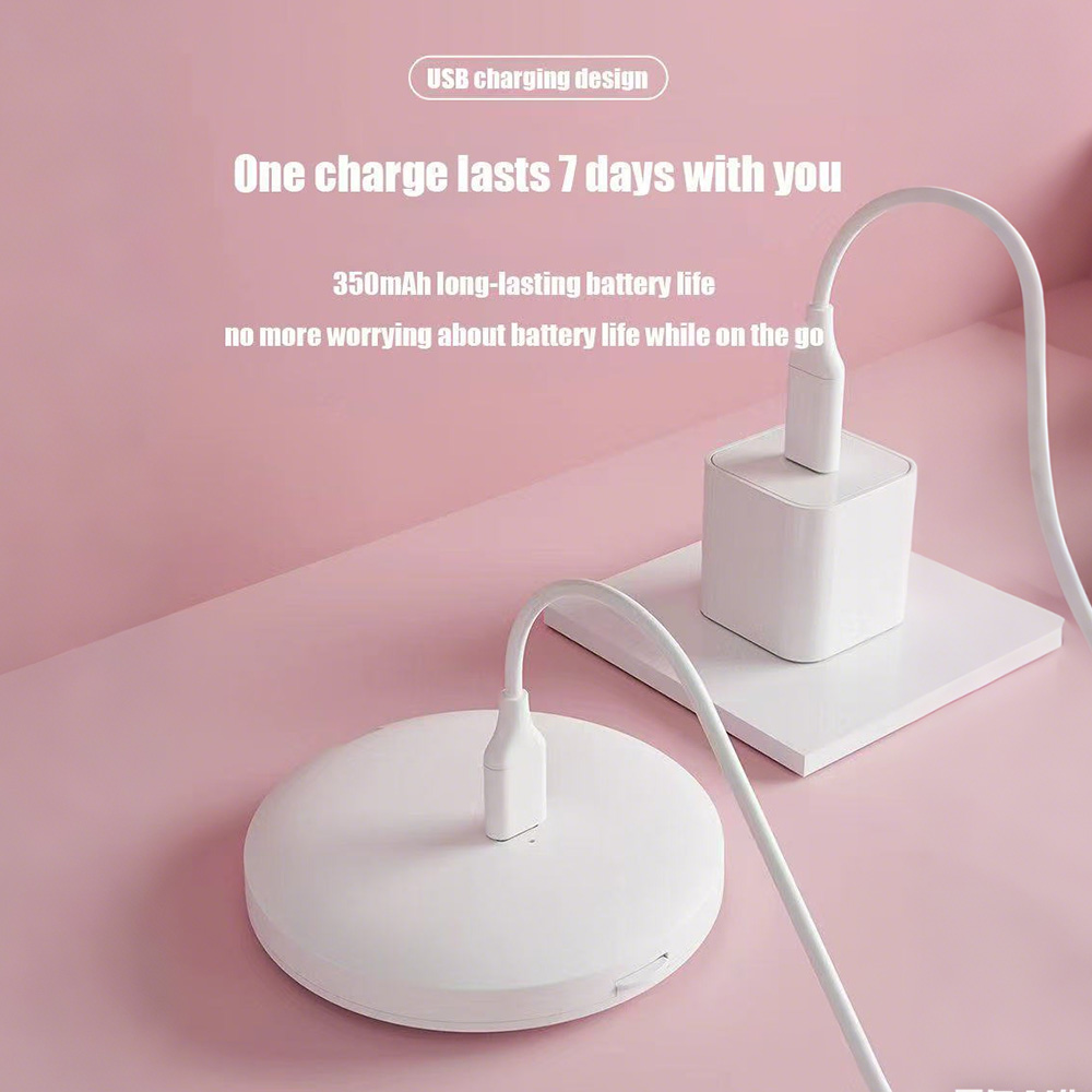Weißes Ladegerät und Ladebasis, verbunden mit weißem Kabel. Rosa Hintergrund mit Text über Akkulaufzeit.