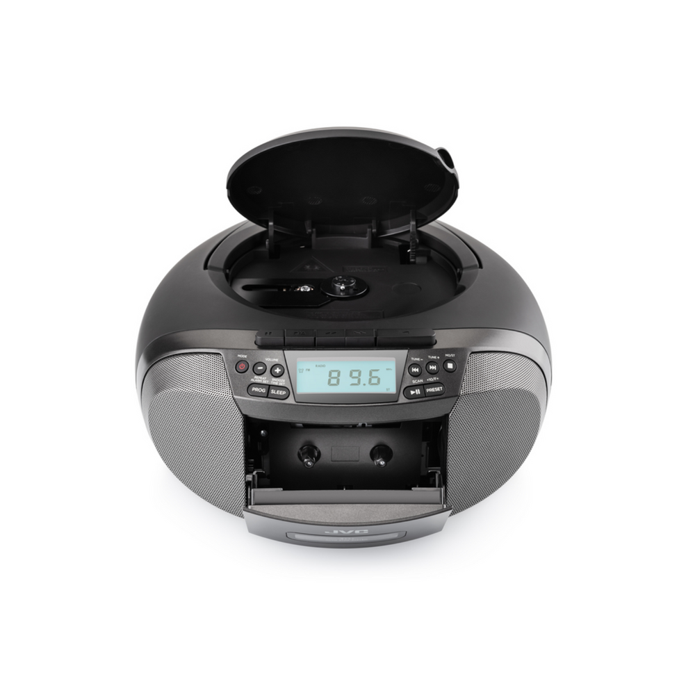 Czarny boombox JVC z otwartym odtwarzaczem CD i kasetowym. Wyświetlacz radia pokazuje 89.6. Głośniki są po obu stronach.