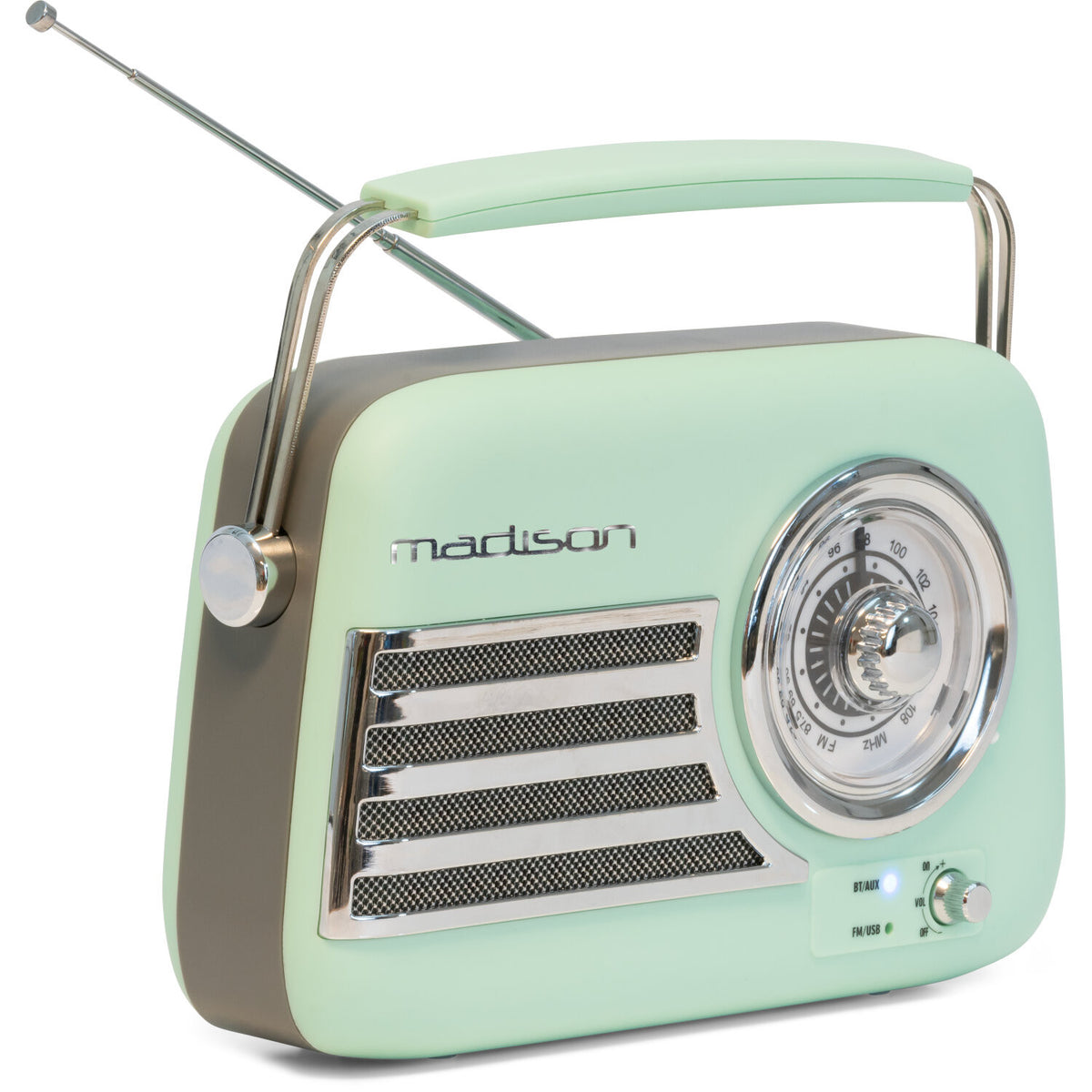 Una radio retrò verde menta con manico, antenna e dettagli argentati. Ha un quadrante e una griglia per l'altoparlante. Il marchio è 'madison'.