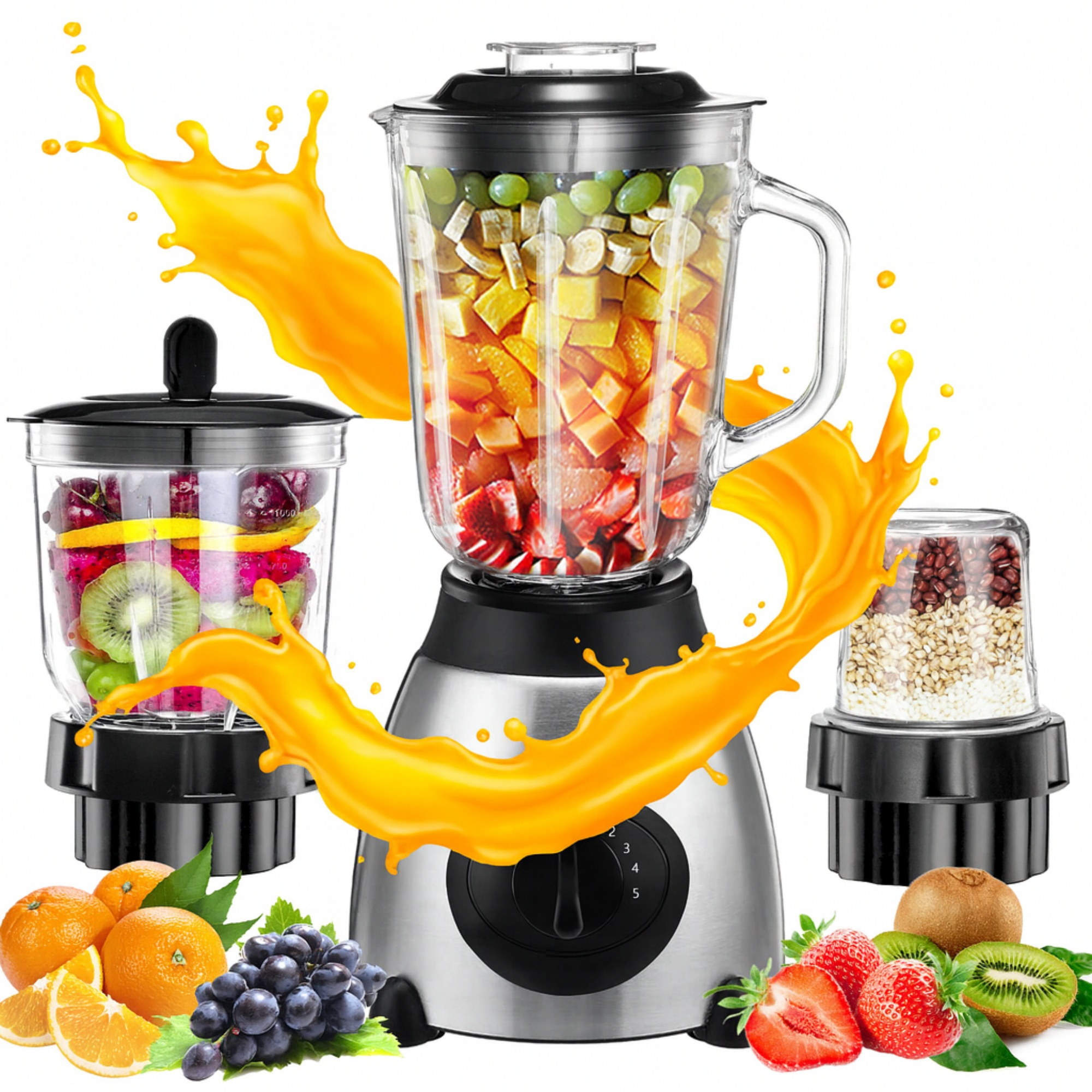 Ein Mixer mit drei Behältern, die mit Früchten gefüllt sind. Orangensaft spritzt um den Mixer herum. Früchte umgeben die Basis.