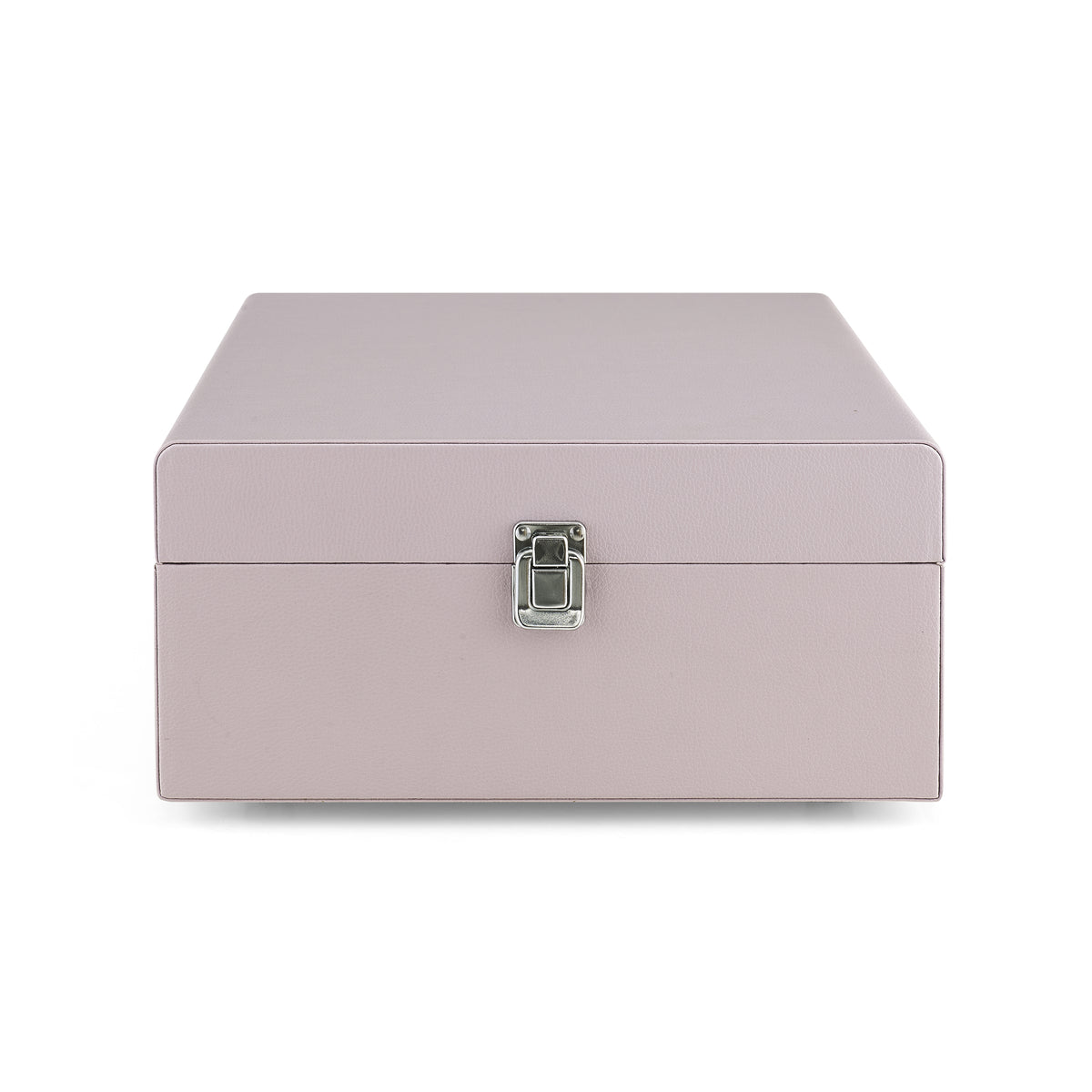 Geschlossene, hellrosa Box mit silbernem Verschluss. Die Box ist rechteckig. Sie steht auf weißem Hintergrund.