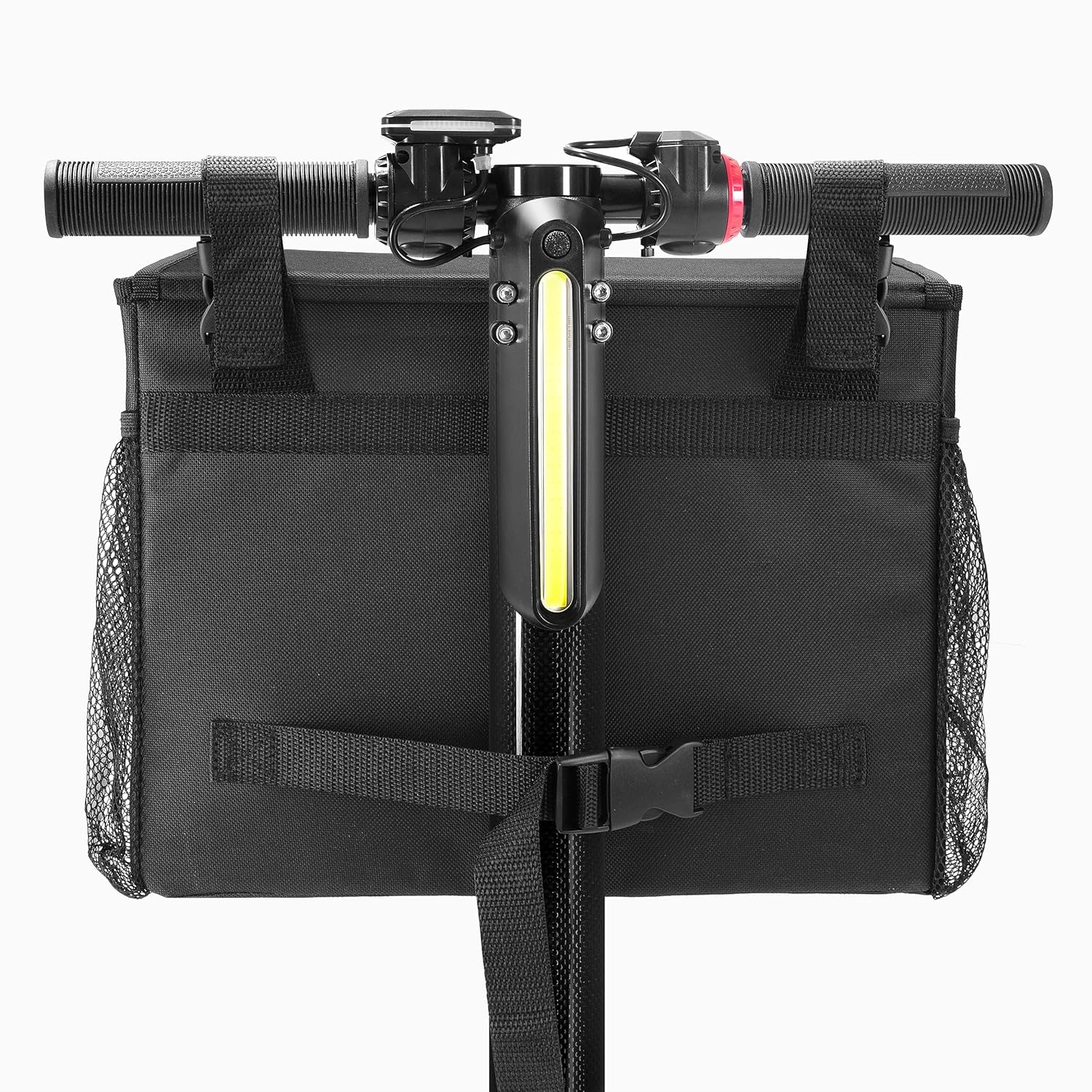 Schwarzer Rollerlenker mit befestigter Tasche. Enthält ein Licht, ein Display und eine rote Steuerung. Der Hintergrund ist weiß.