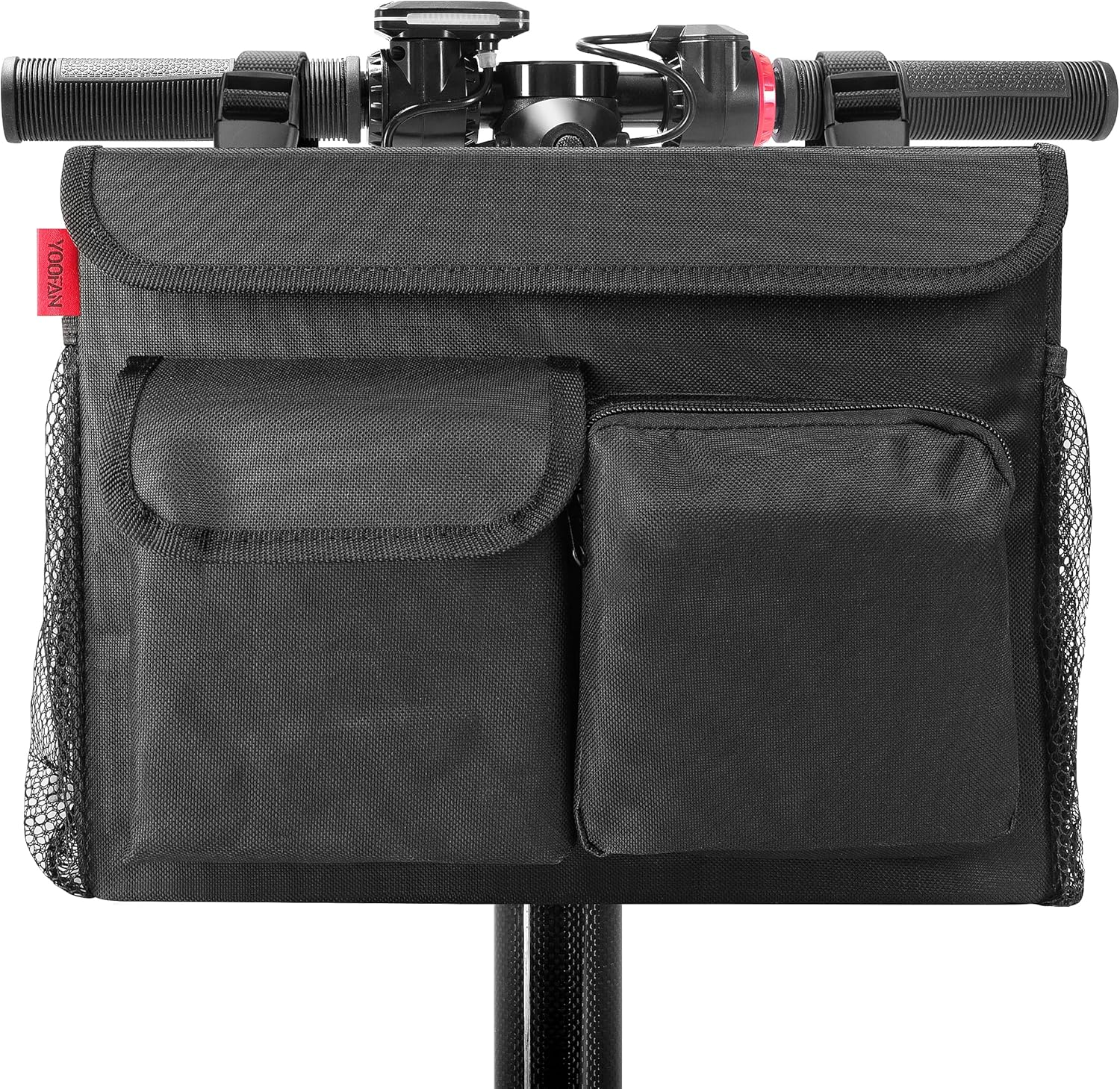 Schwarze Lenkertasche für Roller mit mehreren Taschen. Enthält eine Netztasche und ein rotes Logo-Etikett. Lenker sichtbar.