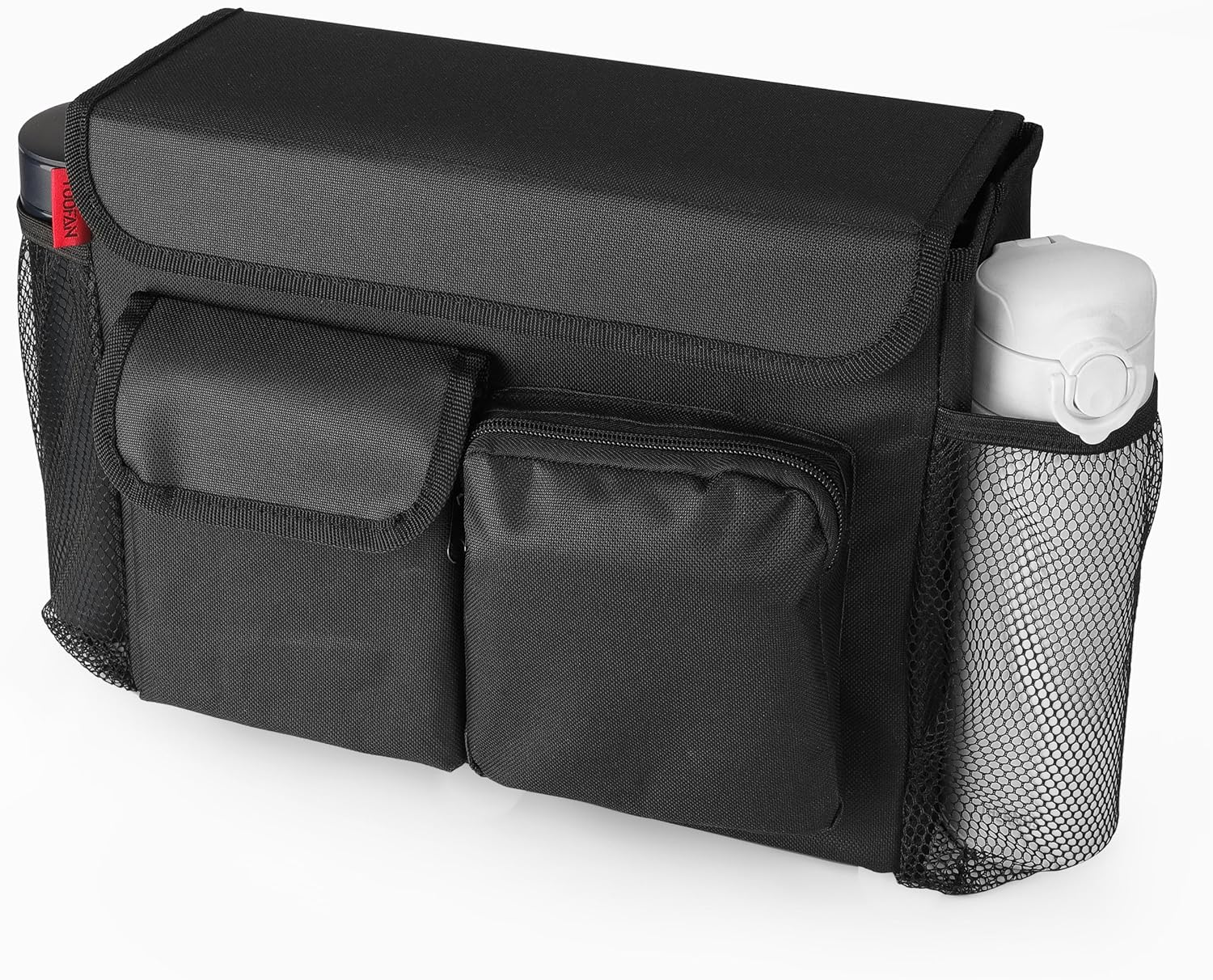 Schwarzer Auto-Organizer mit Taschen. Eine weiße Flasche befindet sich in einer seitlichen Netztasche. Der Organizer hat eine Klappe und kleine Taschen.