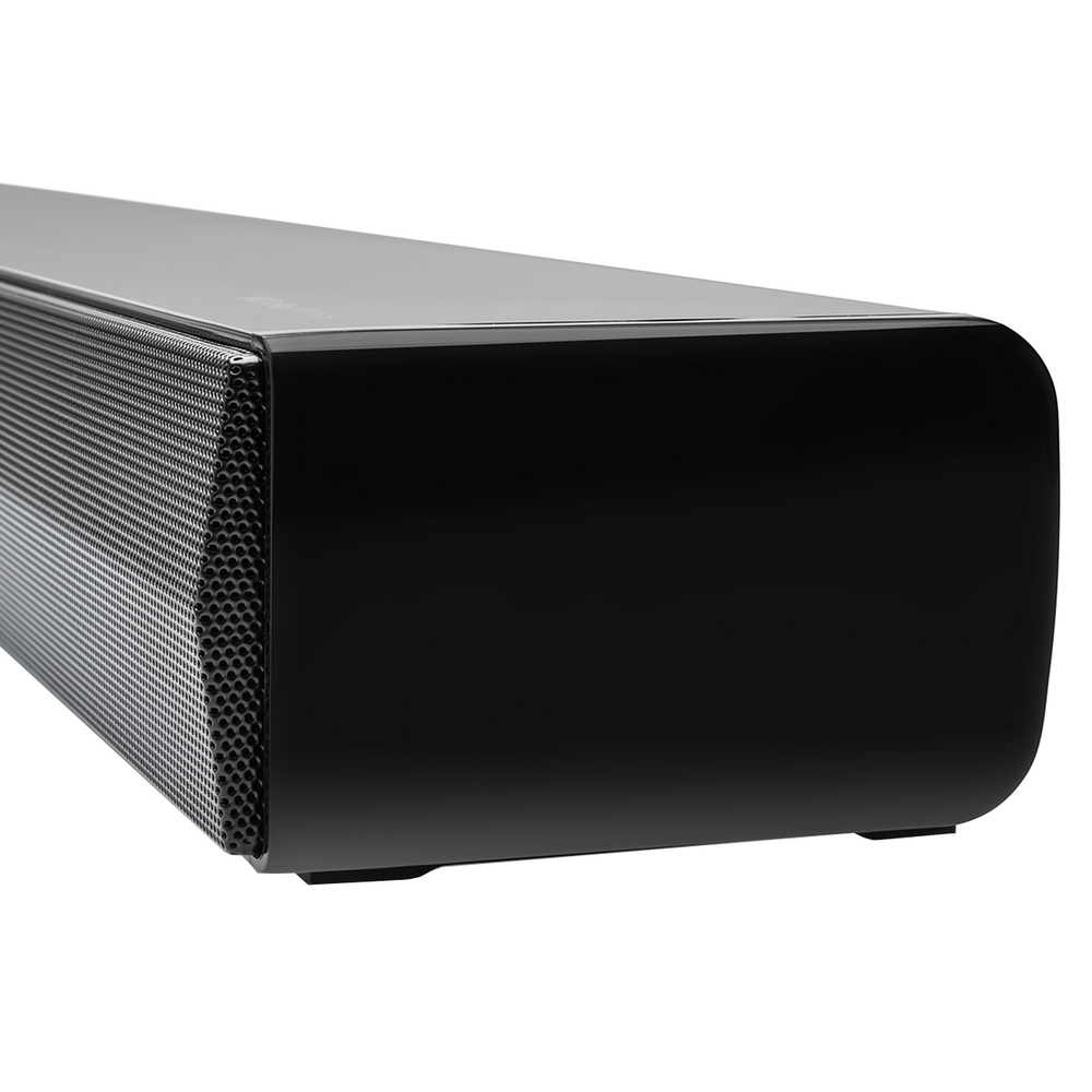 Zbliżenie czarnego soundbaru na białym tle. Soundbar ma siatkową osłonę z boku i błyszczące czarne wykończenie.