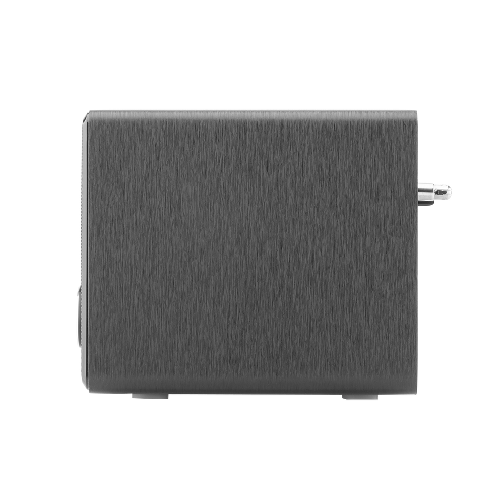 Ciemnoszary głośnik z teksturowaną powierzchnią. Srebrny wtyk wystaje z prawej strony. Głośnik na białym tle.