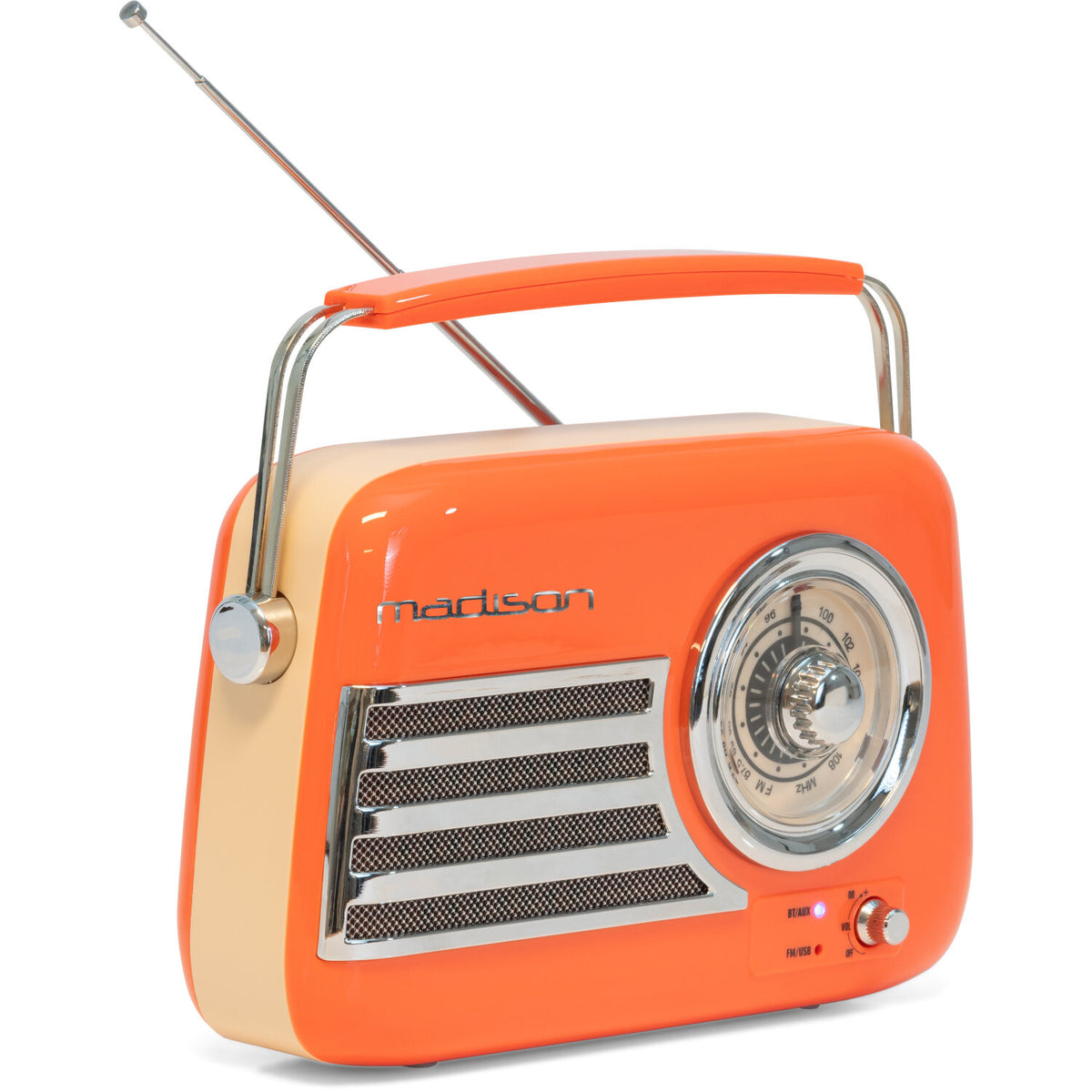 Una radio vintage arancione e crema. Presenta un quadrante, una griglia per l'altoparlante e una maniglia. La radio ha un'antenna argentata e il marchio 'madison'.