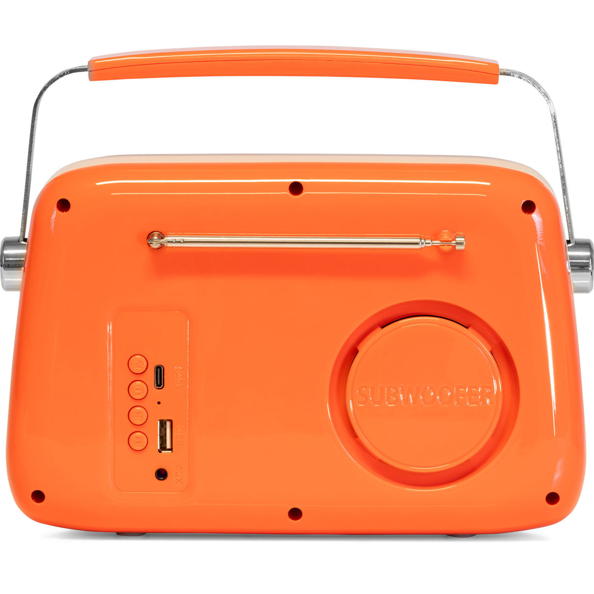 Radio retrò arancione con maniglia, antenna metallica e subwoofer rotondo. Ha pulsanti e porte laterali. La parte superiore è color crema.