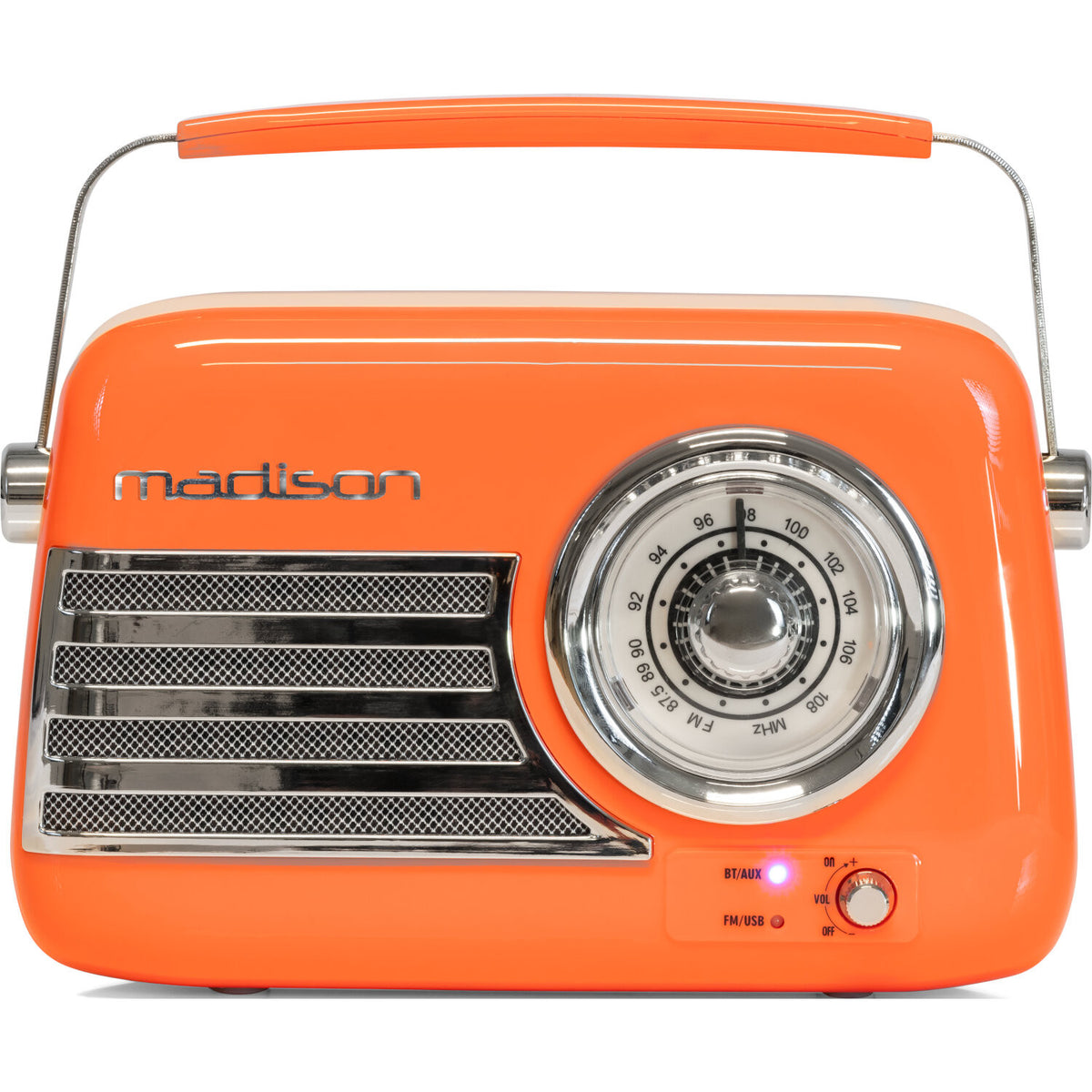 Una radio retrò arancione con maniglia. Caratteristiche: quadrante, altoparlante e controlli. Il marchio è 'madison'.