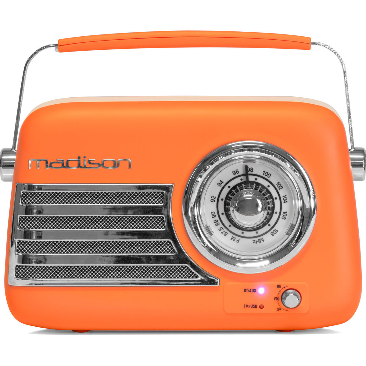 Ein orangefarbenes Retro-Radio mit Griff. Mit Zifferblatt, Lautsprecher und Bedienelementen. Die Marke ist 'madison'.