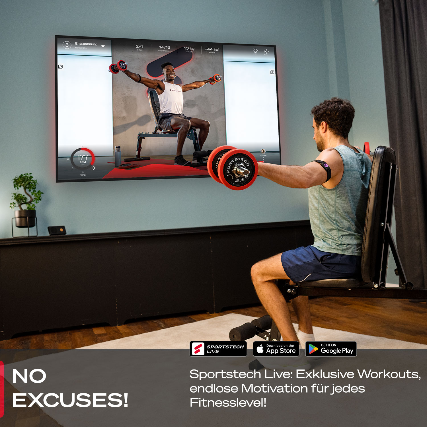 Mann trainiert mit Gewichten, schaut auf einen Bildschirm mit Training. Hintergrund: ein Workout-Video und eine Pflanze.