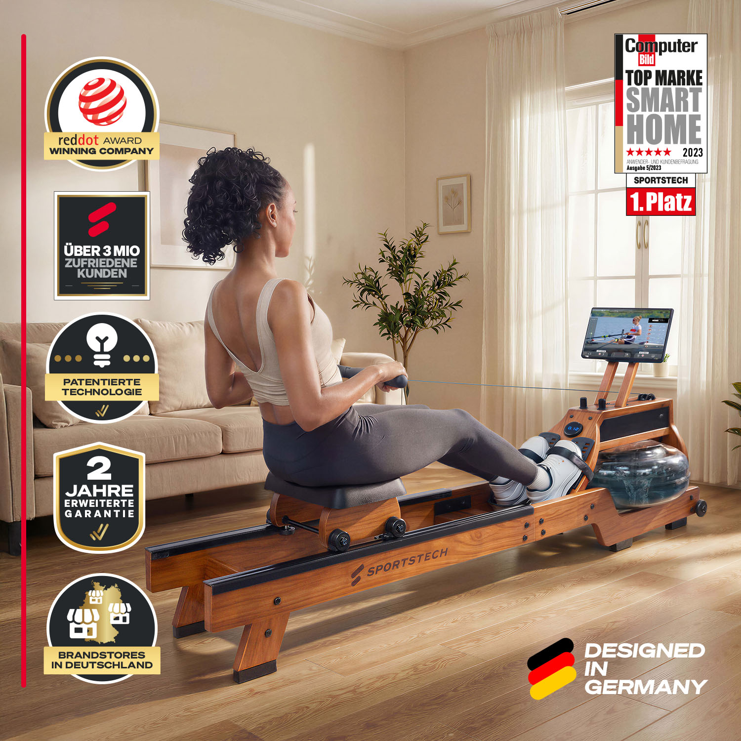 Frau benutzt ein Sportstech Rudergerät. Auszeichnungen und Logos links. Design in Deutschland. Hintergrund ist ein Wohnzimmer.