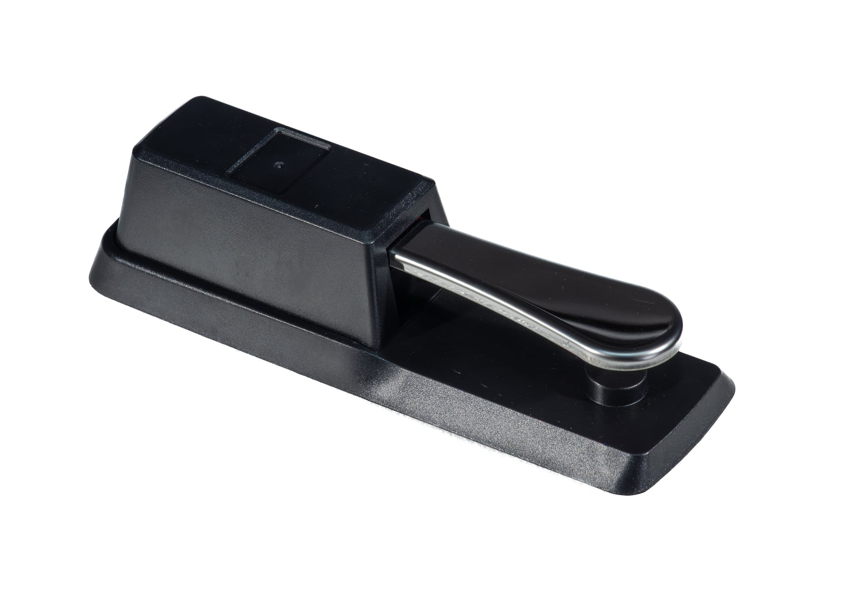 Schwarzes Piano-Haltepedal. Rechteckige Basis und Oberseite mit silbernem Metallpedal. Isoliert auf weißem Hintergrund.