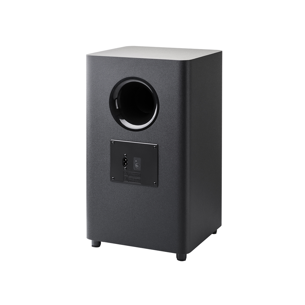 Czarny subwoofer na białym tle. Ma okrągły port, panel sterowania i krótkie nóżki. Kształt jest prostokątny.