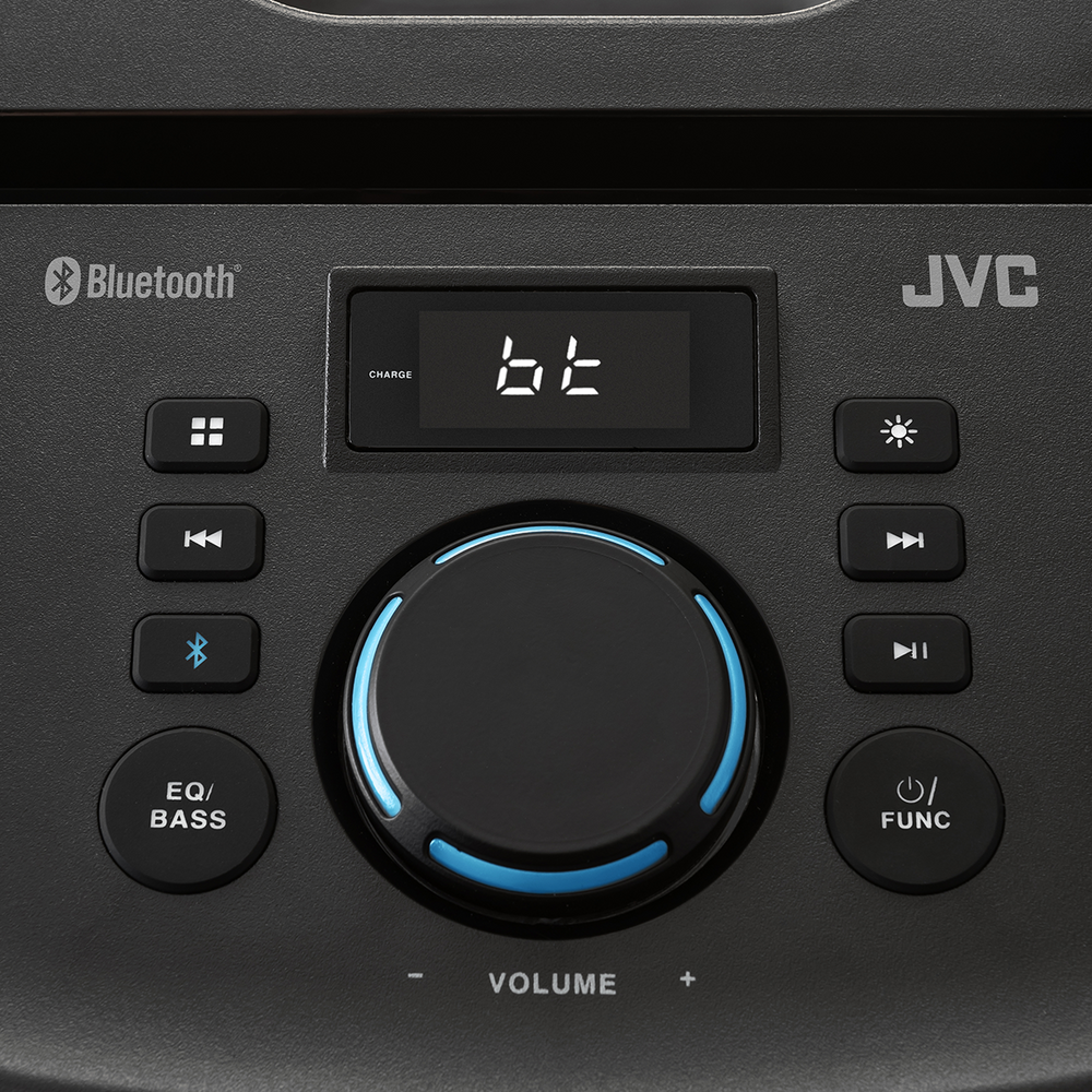 Zbliżenie czarnego panelu sterowania głośnika JVC. Posiada Bluetooth, przyciski, regulację głośności i wyświetlacz LED z napisem 'bt'.