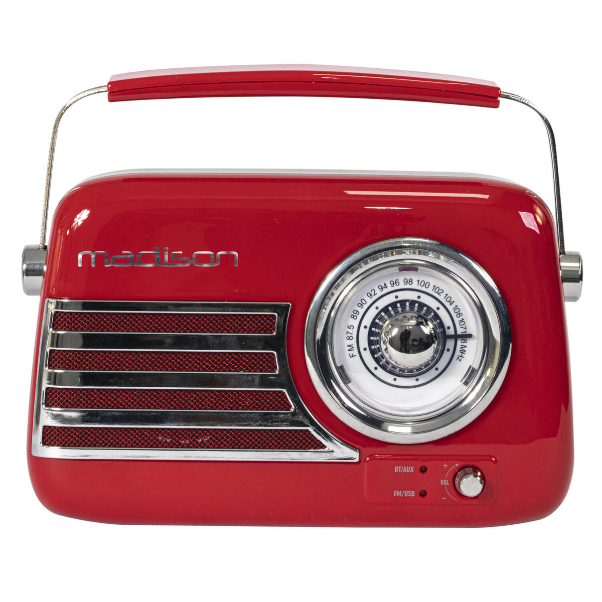 Una radio rossa in stile retrò con dettagli cromati e una maniglia argentata. Ha un quadrante, una griglia per l'altoparlante e pulsanti di controllo.