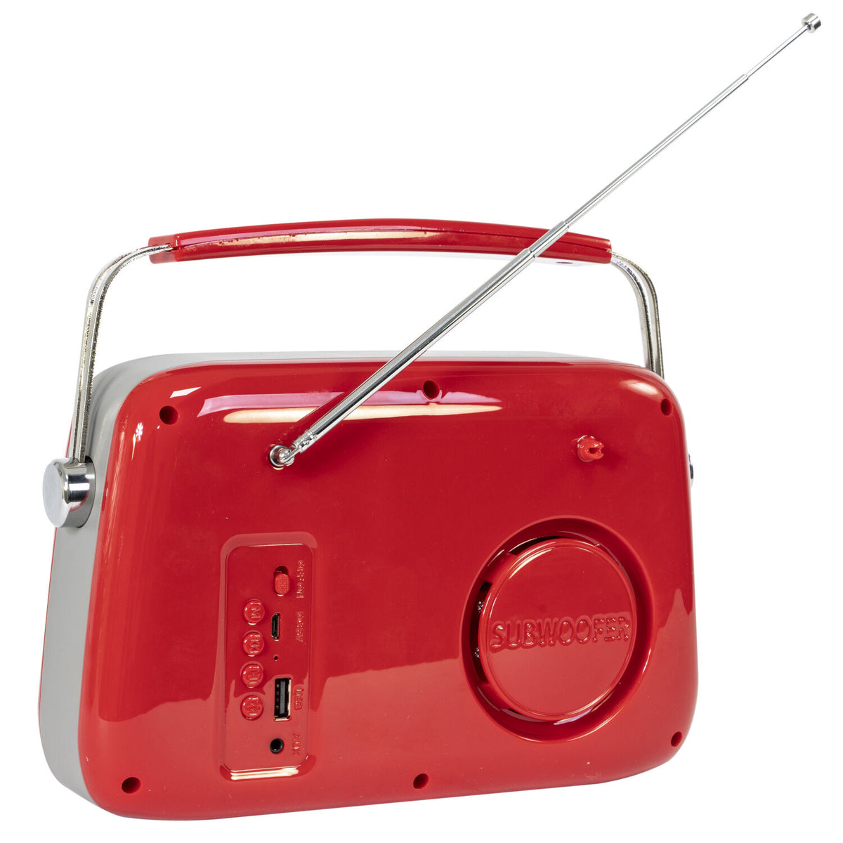 Una radio retrò rossa e argento con maniglia e antenna. Ha un subwoofer e varie porte di ingresso sul retro.