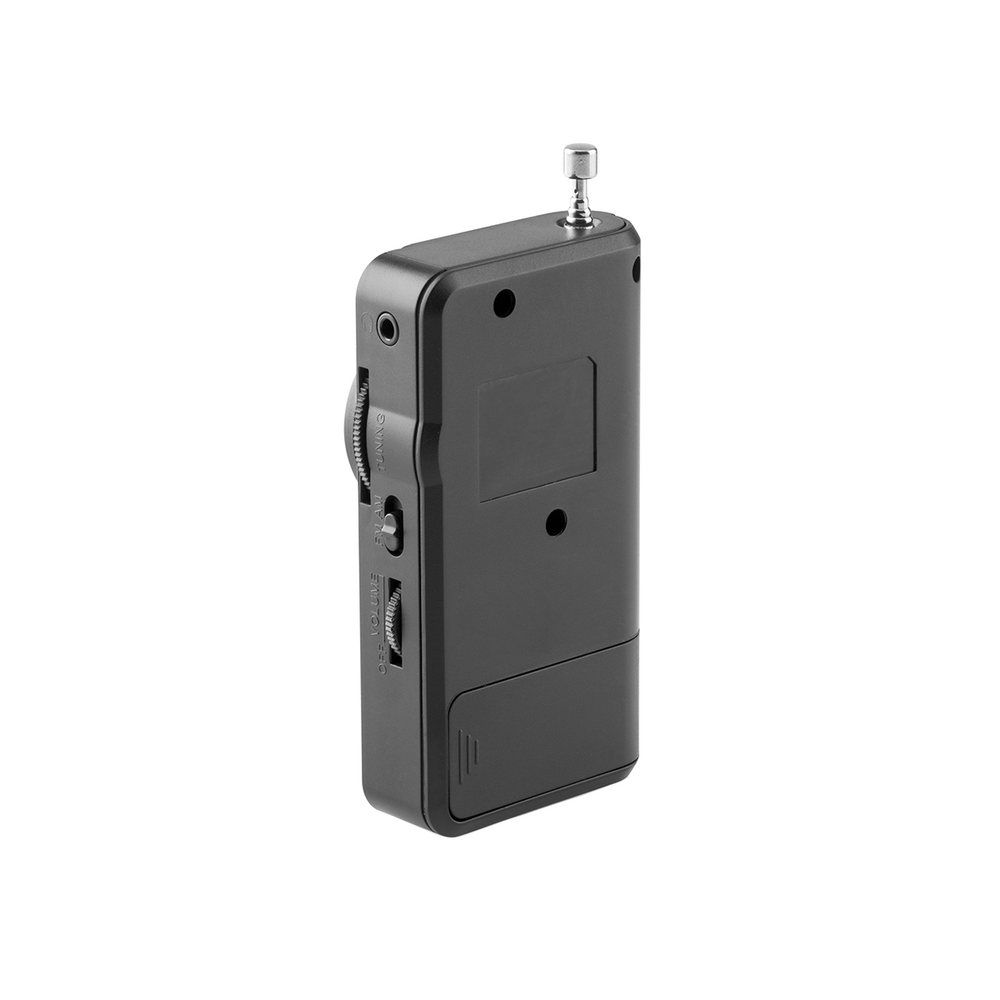 Czarny przenośny radioodbiornik z anteną, pokrętłami strojenia i głośności oraz komorą baterii. Tło jest białe.