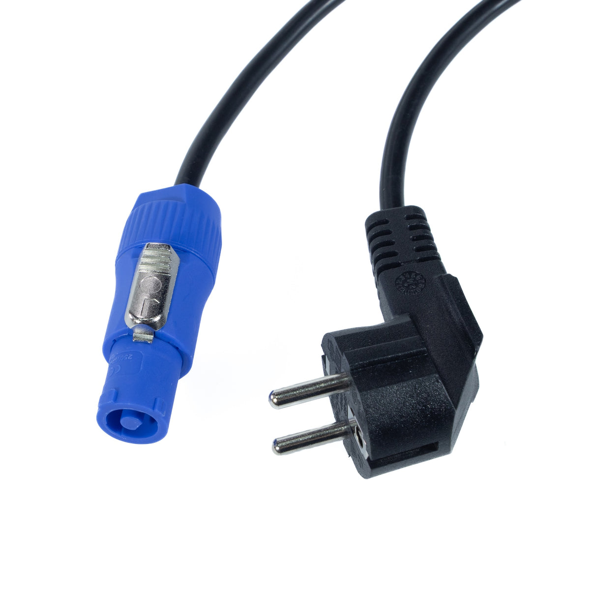 Ein blauer Stromanschluss und ein schwarzer Stecker mit zwei Stiften auf weißem Hintergrund. Schwarzes Kabel verbindet die beiden.
