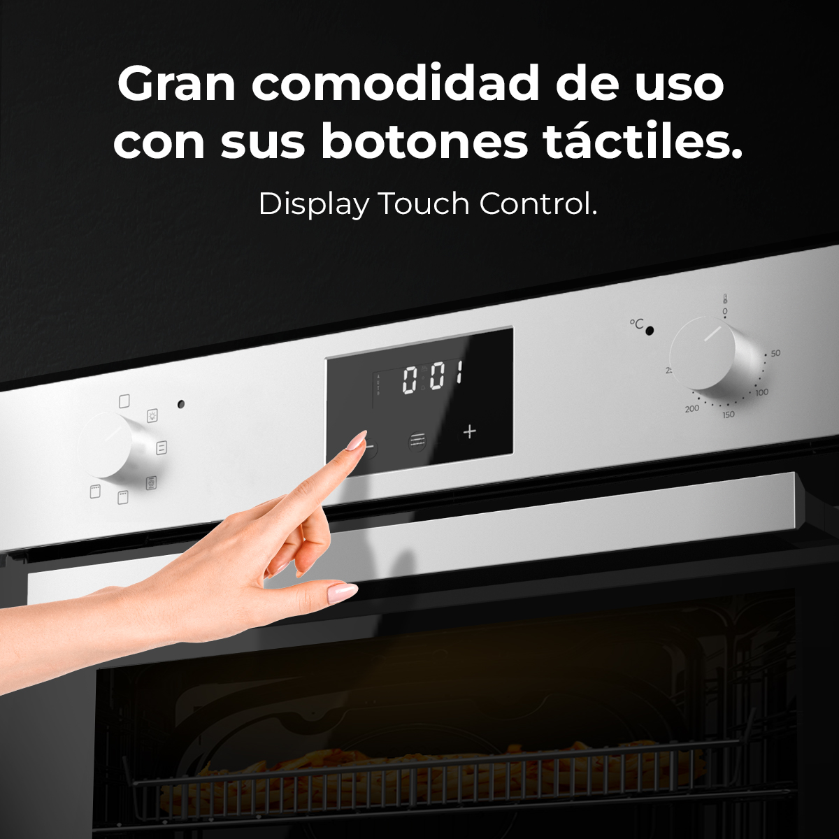 Una mano toca el panel de control del horno. El horno muestra una pantalla y un mando de control de temperatura.
