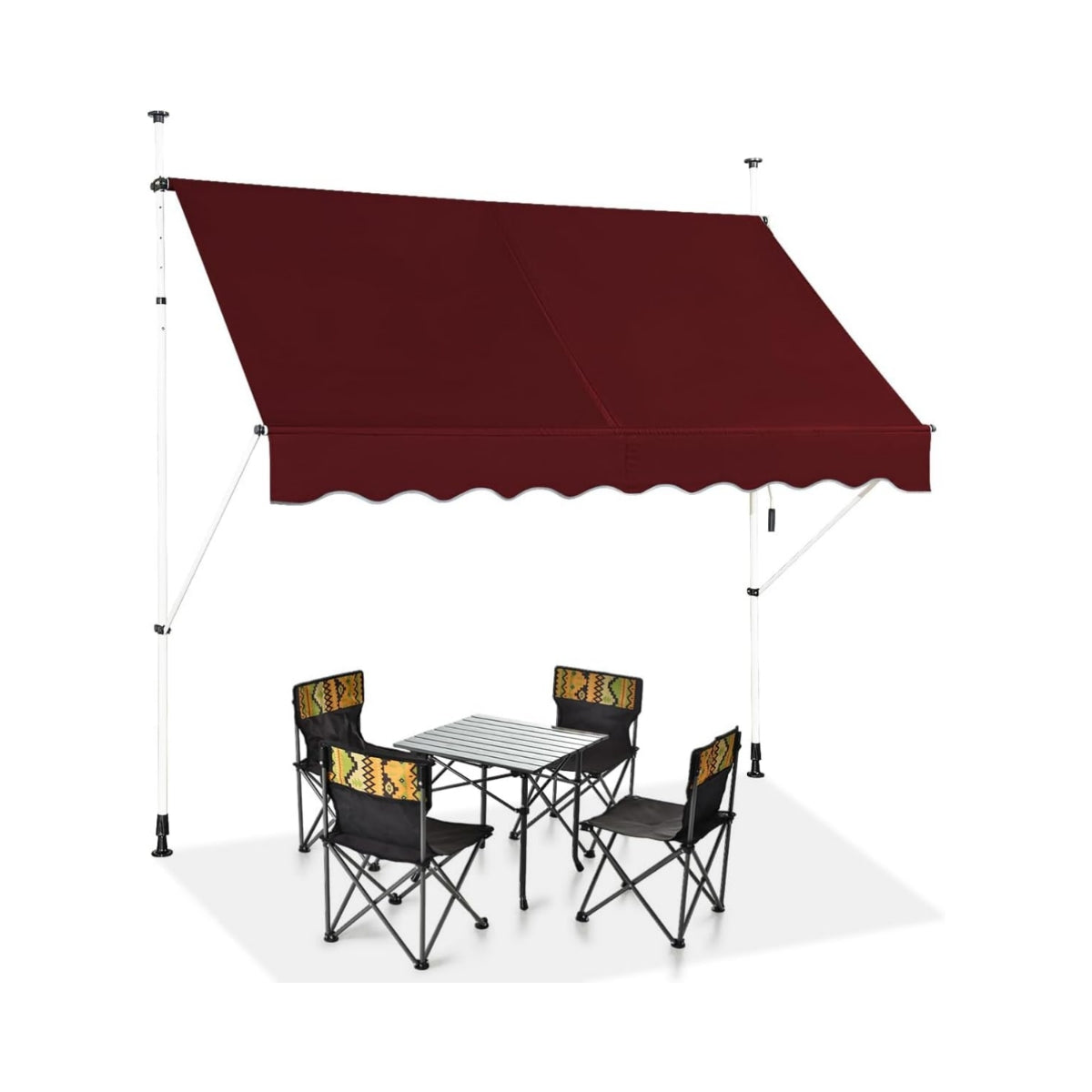 Un toldo granate cubre una mesa y cuatro sillas. Las sillas son negras con respaldos estampados. Postes blancos sostienen el toldo.