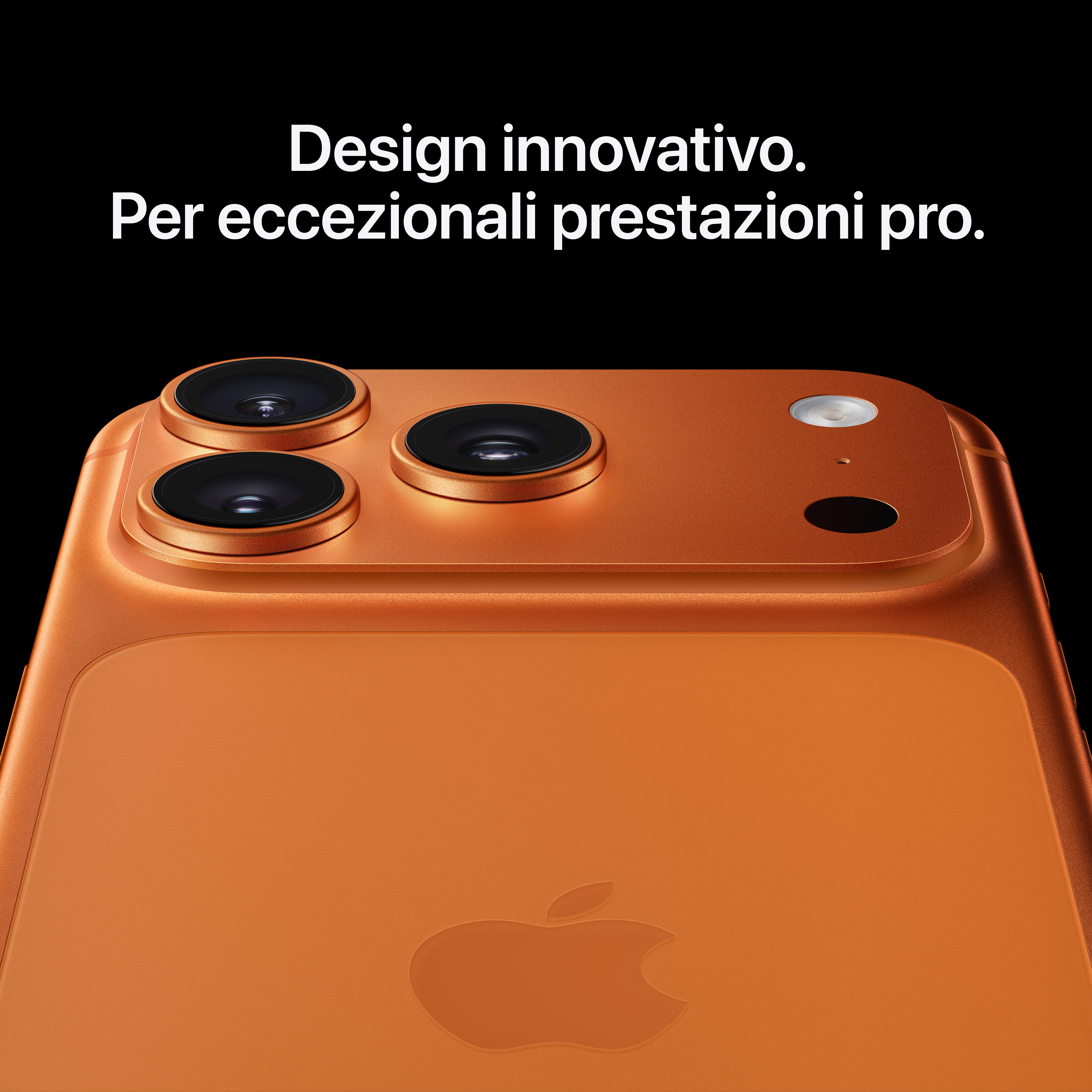 Pomarańczowy tył telefonu z trzema aparatami, lampą błyskową i logo Apple. Tekst: Innowacyjny design dla wyjątkowej wydajności pro.