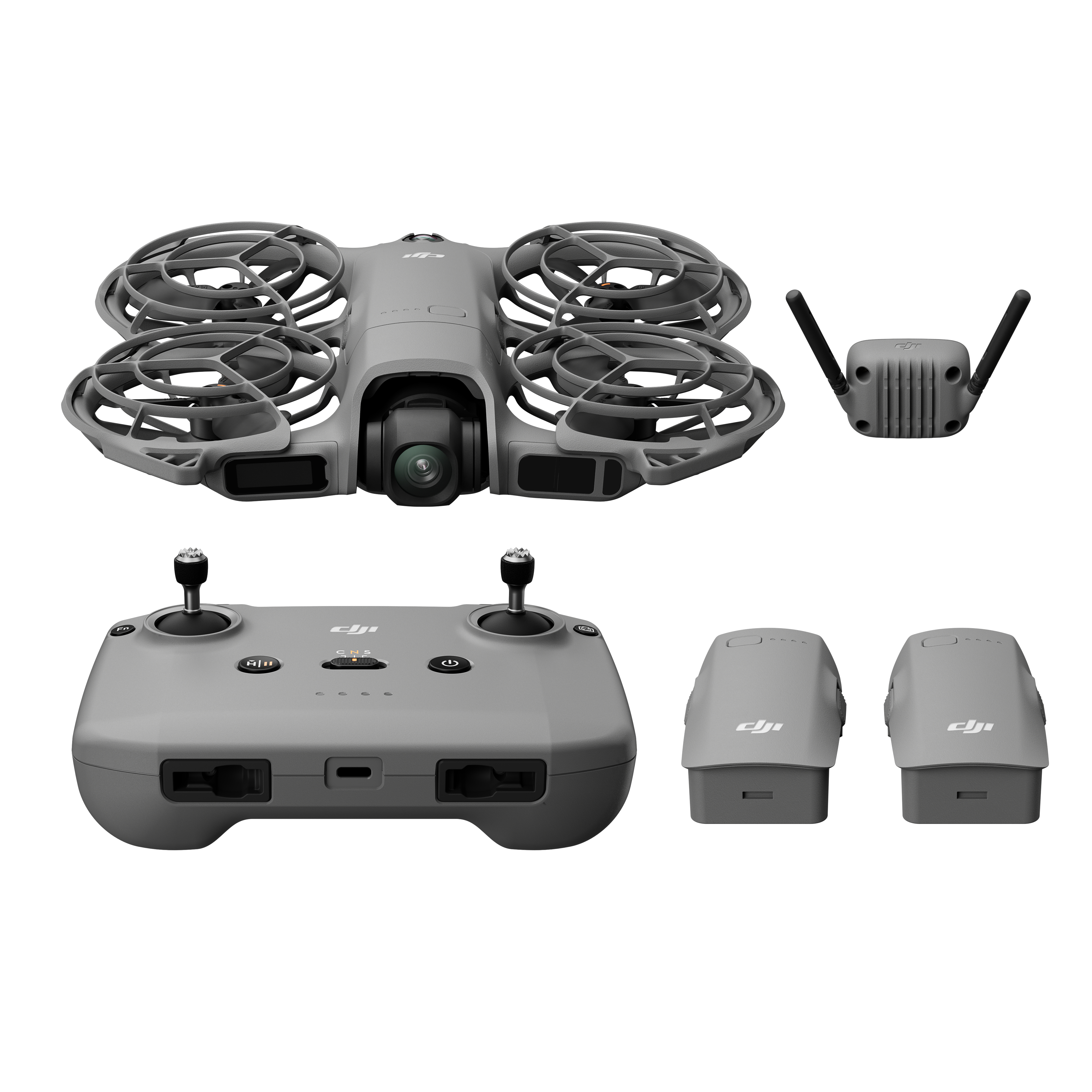 Graue Drohne, Controller, Antenne und Batterien auf weißem Hintergrund. Drohne hat Rotoren und Kamera.