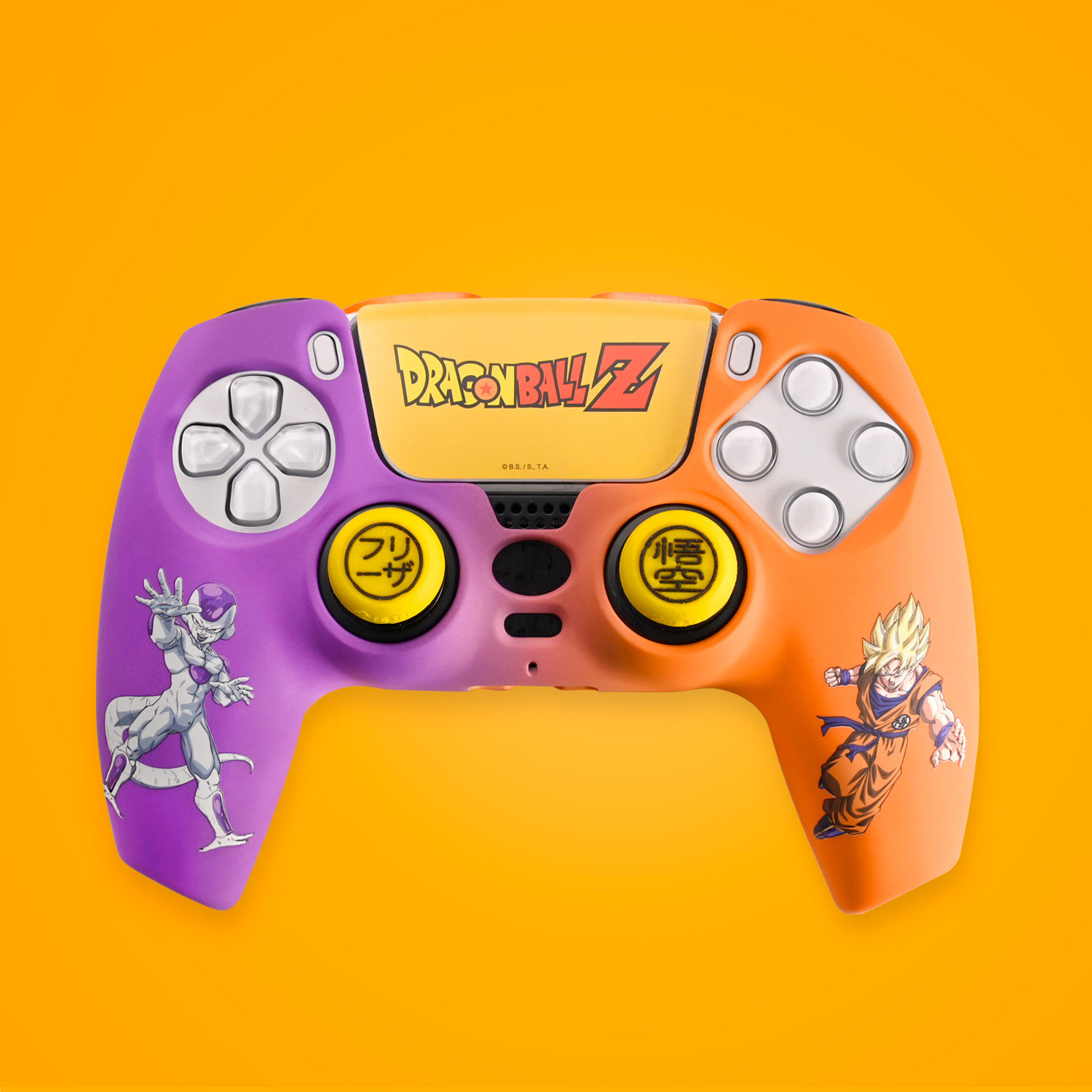 Un controlador con temática de Dragon Ball Z. Púrpura y naranja, con personajes de Goku y Freezer. Logotipo de Dragon Ball Z arriba. Botones amarillos.