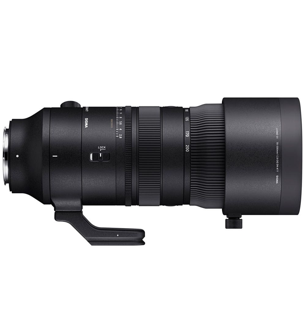 Ein schwarzes Sigma 70-200mm f/2.8 DG DN Objektiv vor weißem Hintergrund. Es hat eine Gegenlichtblende, Fokusring und Markierungen.