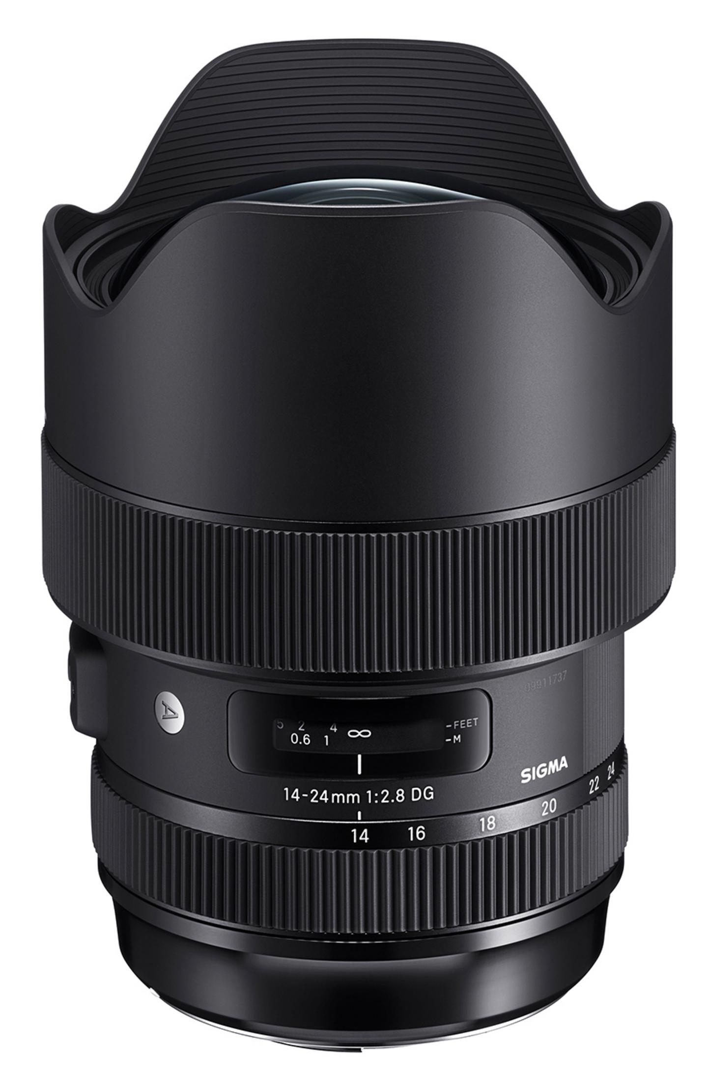 Un objetivo Sigma 14-24mm f/2.8 DG negro, con parasol. Marcado con escalas de distancia y la marca Sigma.
