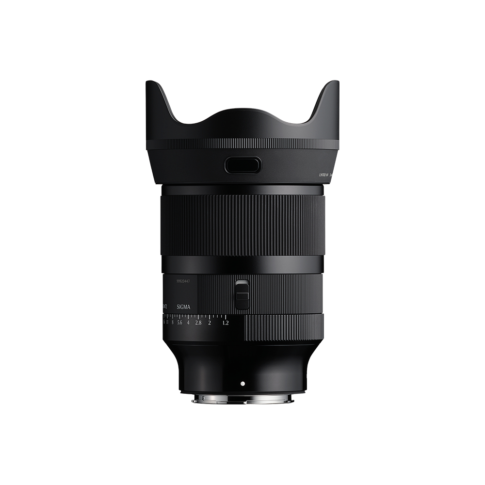 Un obiettivo per fotocamera Sigma nero con paraluce è centrato su uno sfondo bianco. L'obiettivo ha una texture a coste e segni.