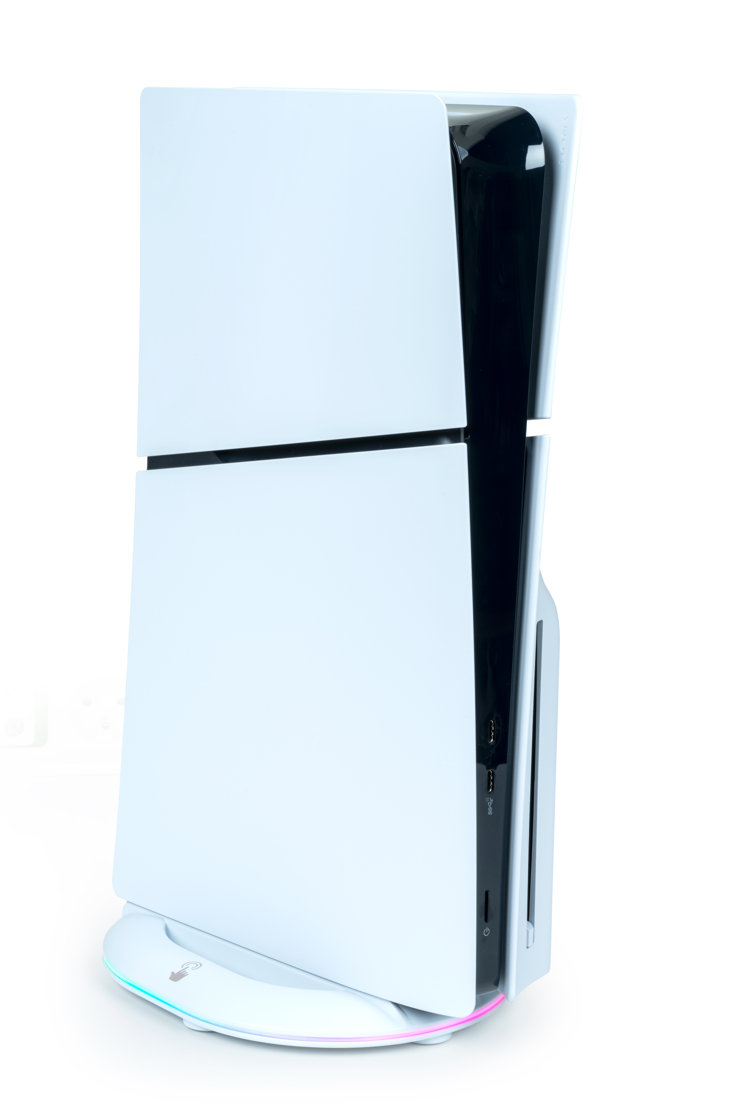 Una consola PlayStation 5 blanca, orientada verticalmente, sobre una superficie blanca. Tiene un centro negro y una base brillante.