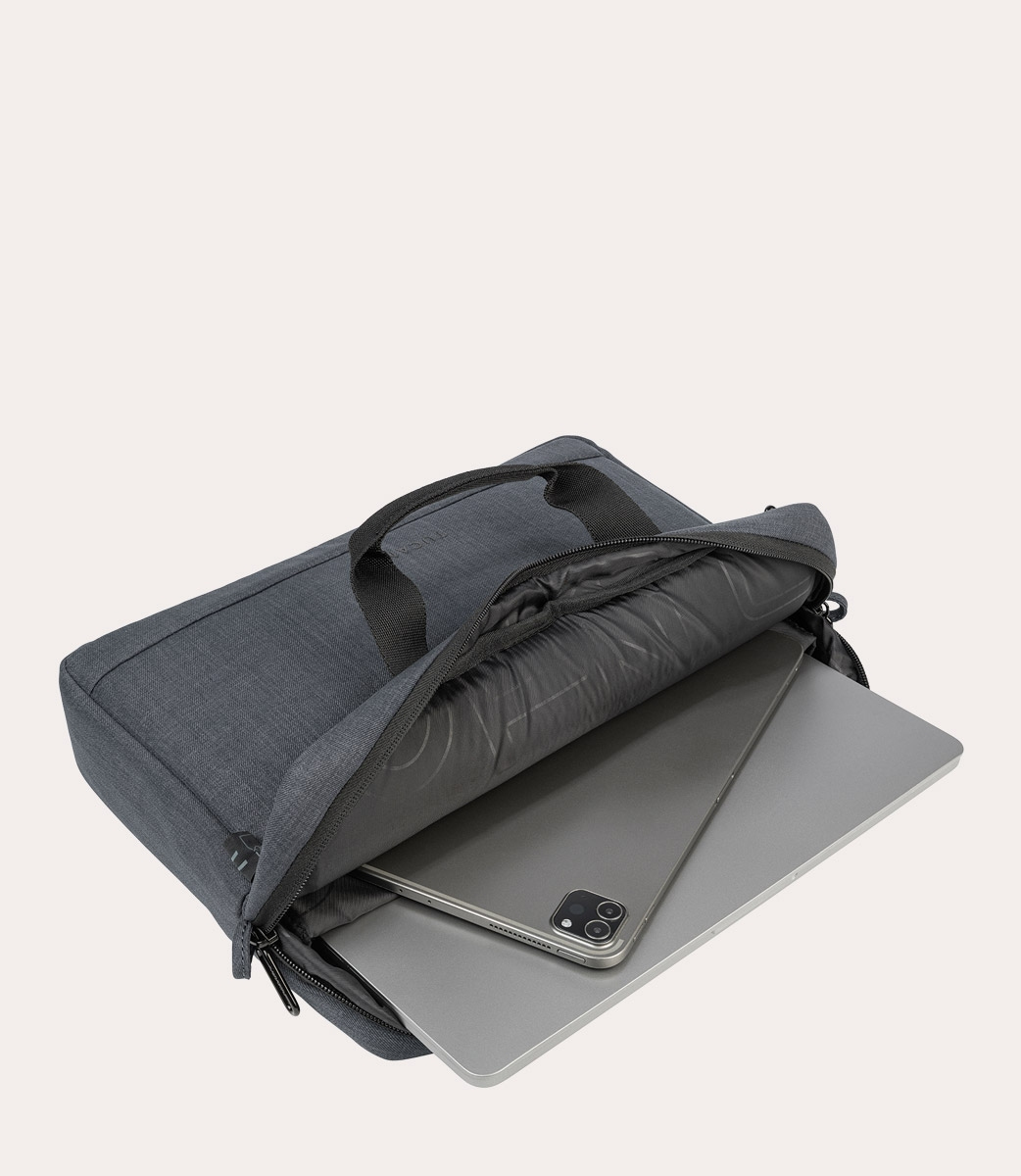 Una borsa grigia per laptop è aperta, rivelando un tablet grigio all'interno. La borsa ha un manico e una cerniera neri. Lo sfondo è bianco.