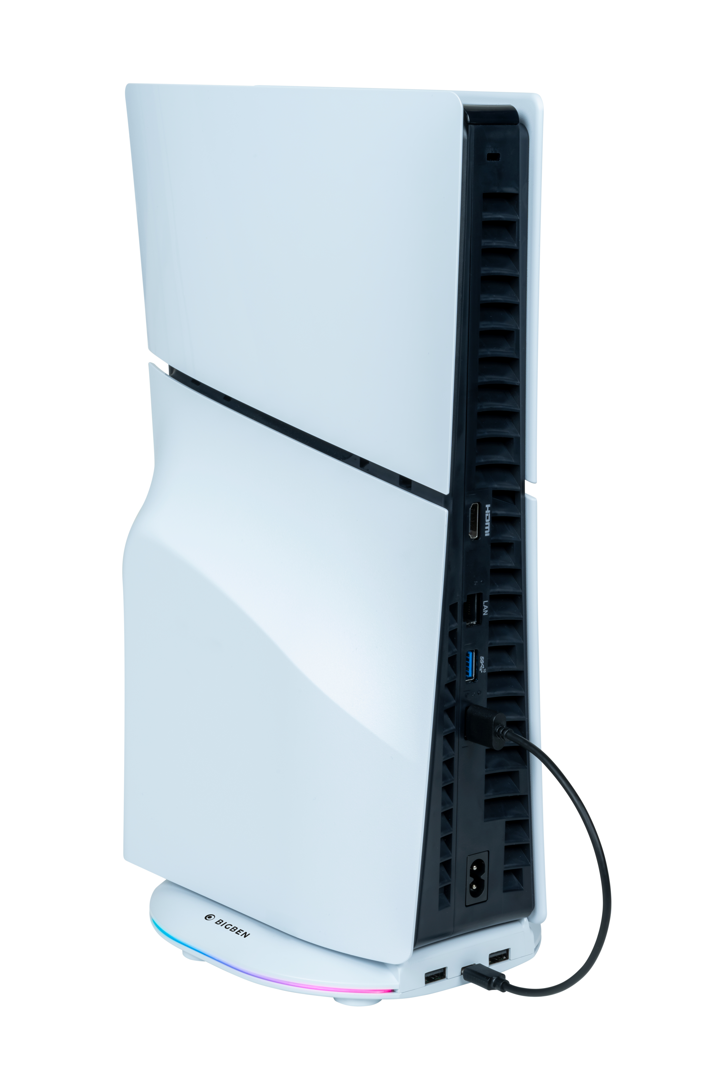 Consola PlayStation 5 blanca sobre soporte. Puertos negros traseros visibles, cable de alimentación conectado.