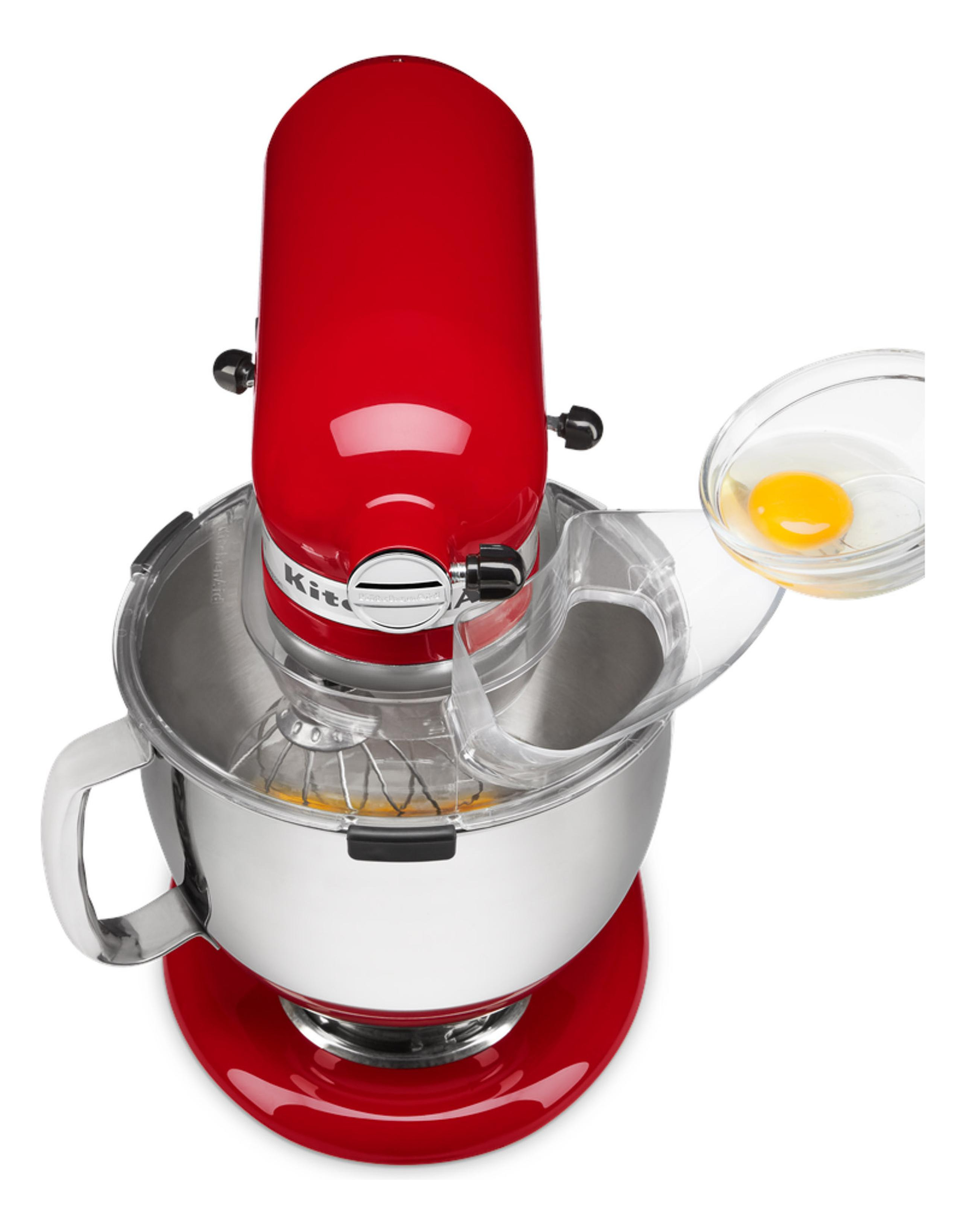 Ein roter KitchenAid-Mixer mit einer Schüssel, die Eiweiß enthält, und einer separaten Schüssel mit Eigelb.