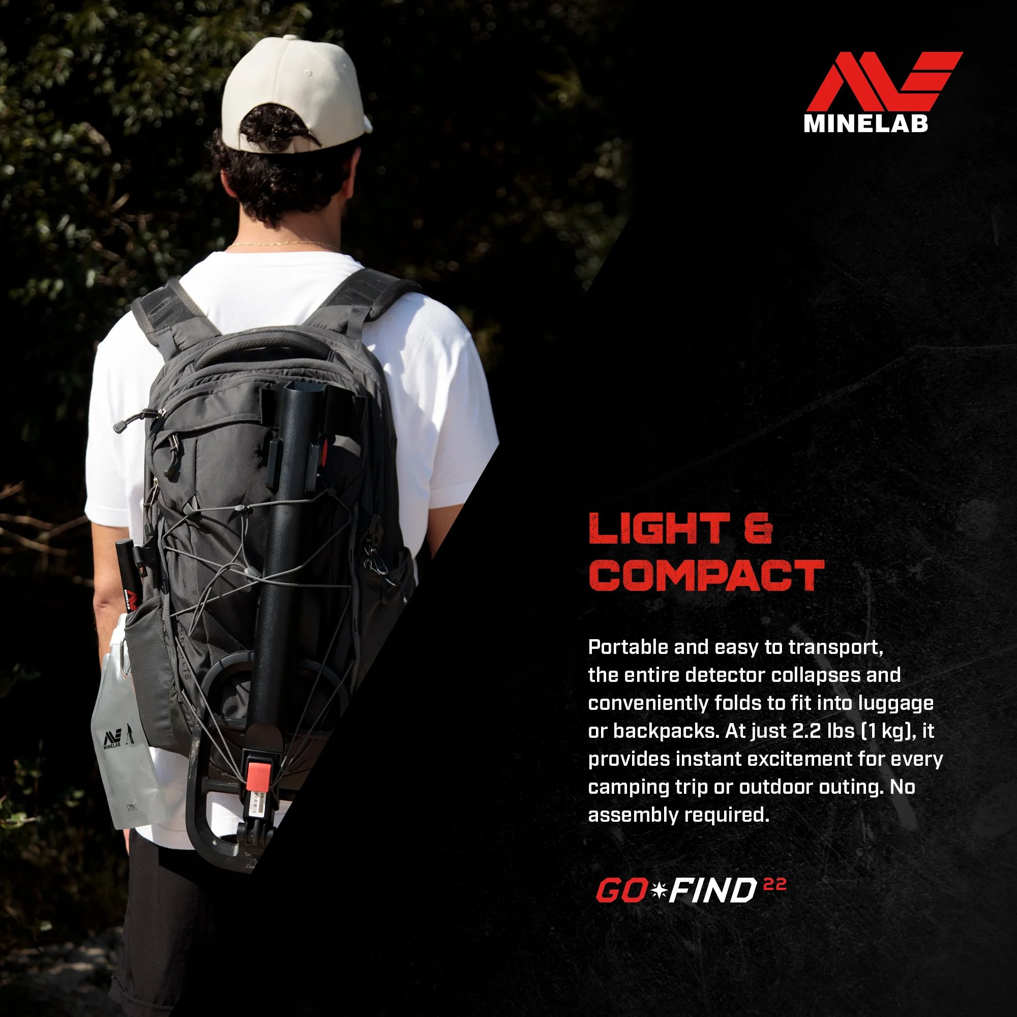 Eine Person mit Rucksack trägt einen Metalldetektor. Der Hintergrund ist ein Wald. Text sagt 'LIGHT & COMPACT'.