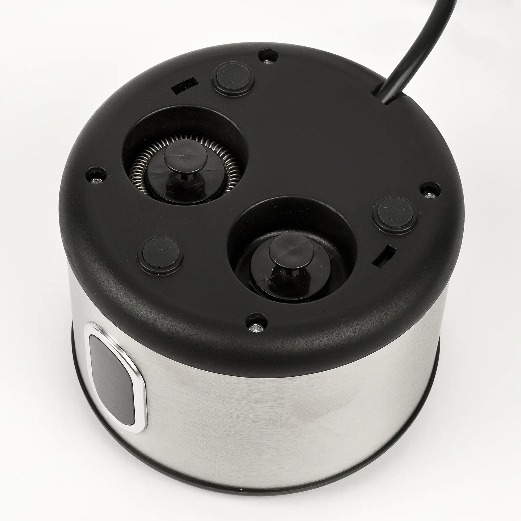 Spód czarno-srebrnego urządzenia. Zawiera przyciski, przewód zasilający i metaliczne wykończenie.