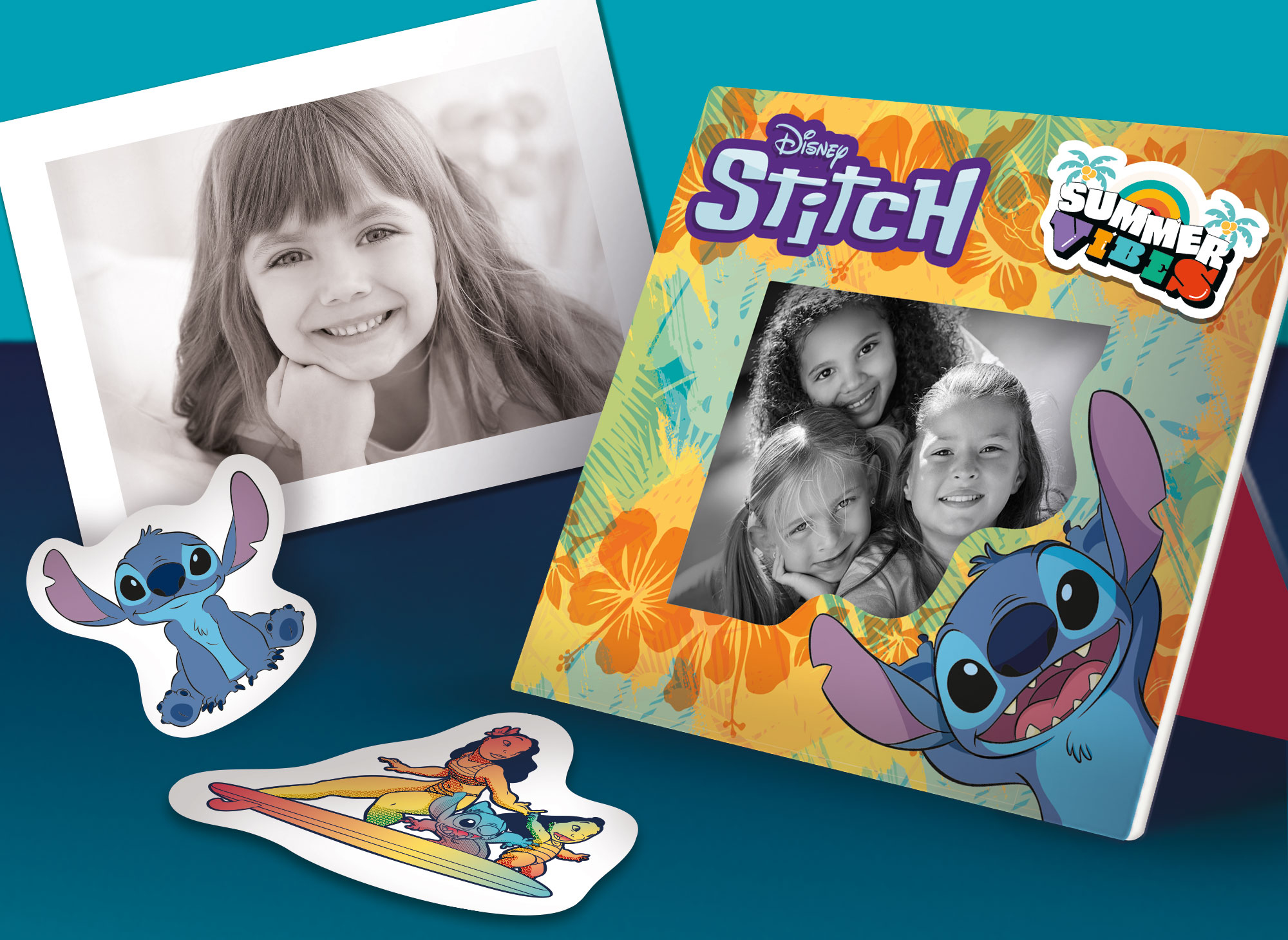 Das Bild zeigt einen Fotorahmen mit Disney's Stitch, zwei Fotos und Stitch-Aufklebern. Der Rahmen enthält ein Foto von lächelnden Mädchen.
