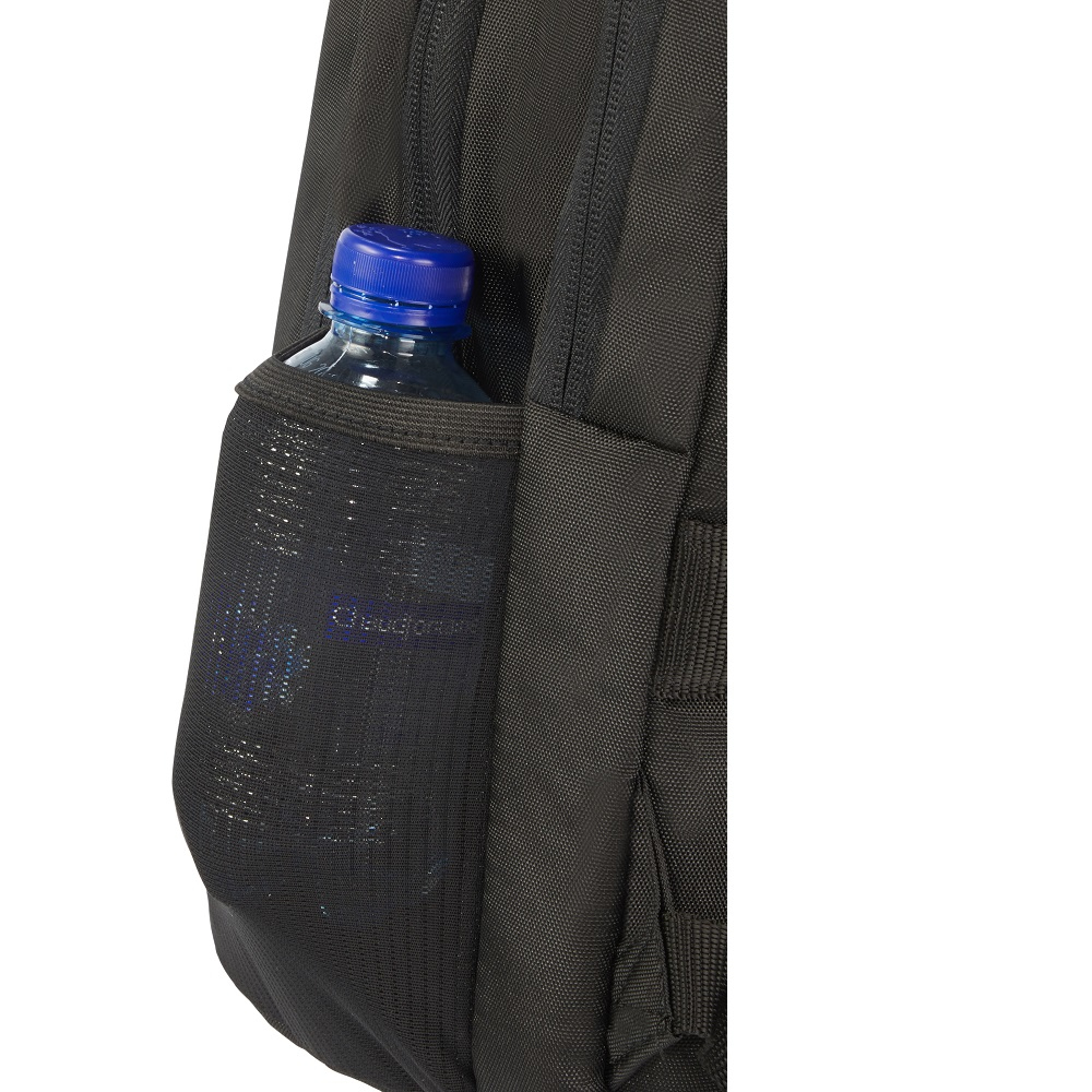 Primo piano di uno zaino nero con una bottiglia d'acqua in una tasca laterale. La bottiglia è trasparente con tappo blu.