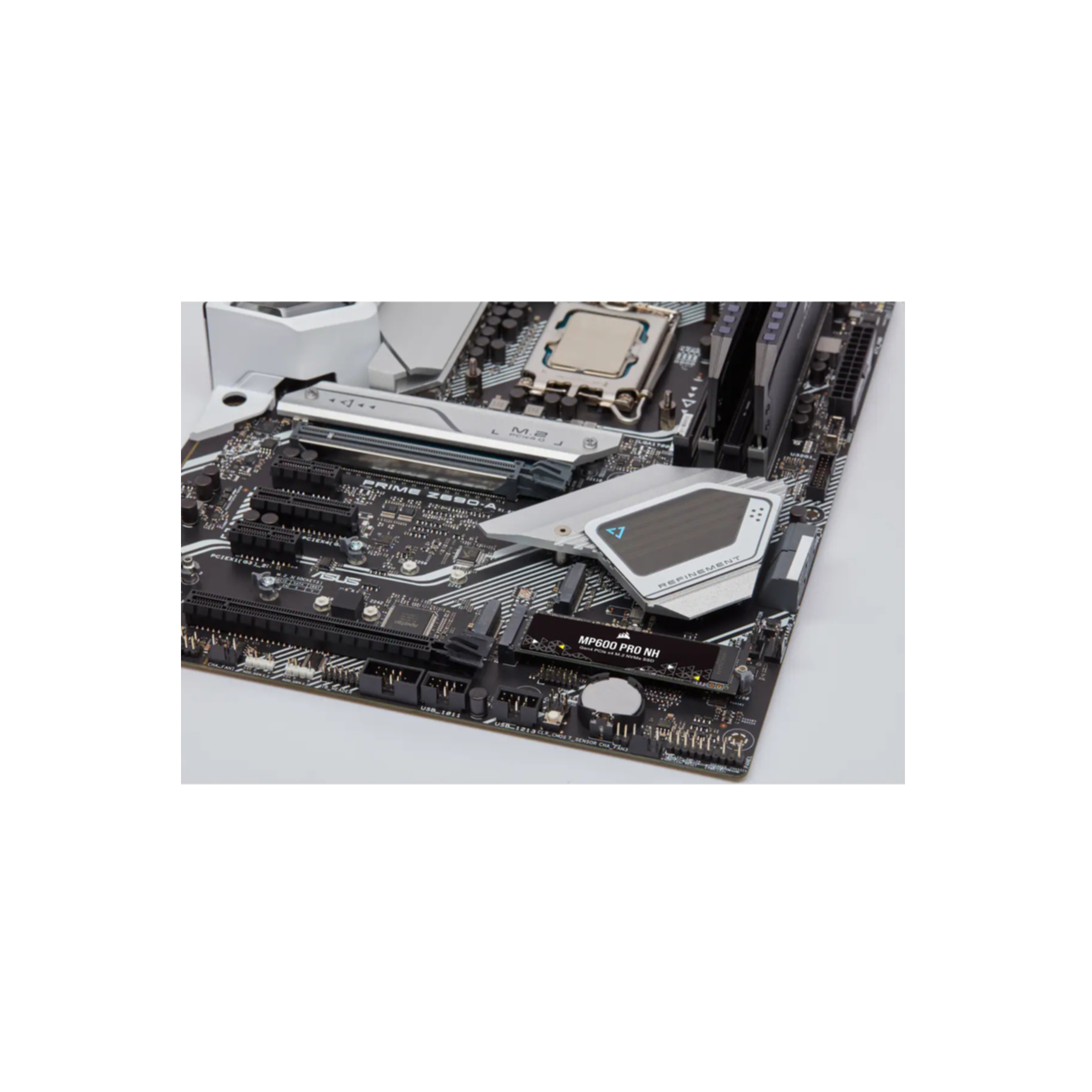 Płyta główna komputera z komponentami. Dominują kolory czarny i srebrny. Tekst na płycie mówi MP600 PRO NH.