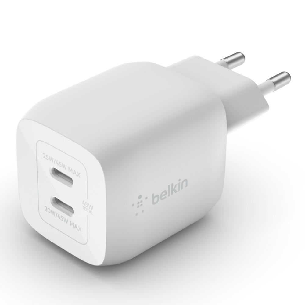 Ein weißes Belkin-Ladegerät mit zwei USB-C-Anschlüssen und einem zweipoligen Stecker. Auf der Vorderseite stehen die Leistungsdaten.