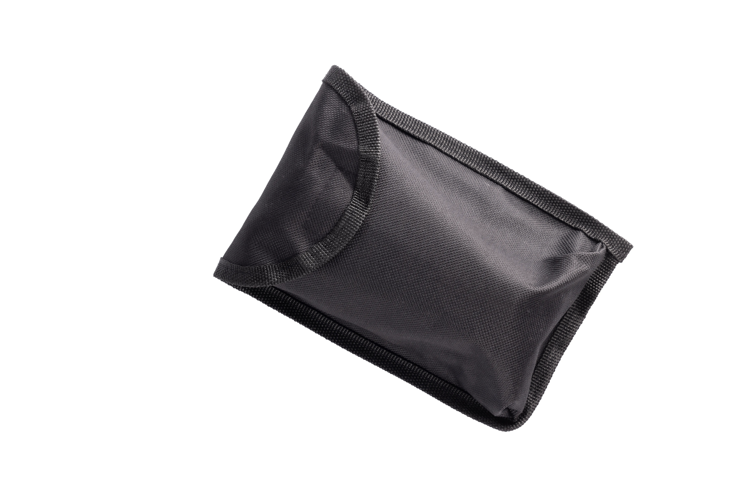 Eine schwarze Tasche auf weißem Hintergrund. Sie ist abgewinkelt, hat eine strukturierte Oberfläche und einen genähten Rand.