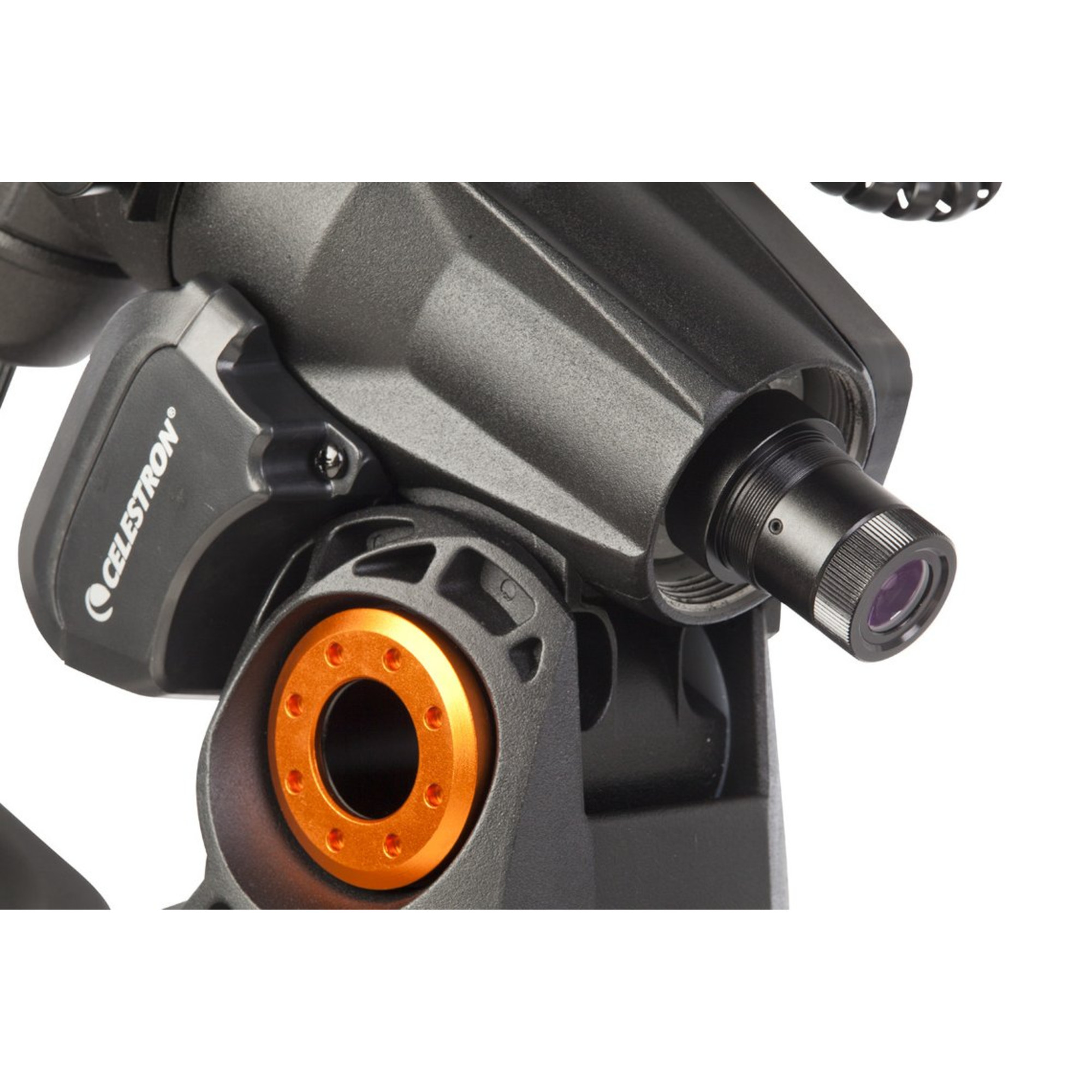 Nahaufnahme einer Teleskophalterung. Schwarze und graue Metallteile mit einem orangefarbenen Ring. Celestron-Logo sichtbar.