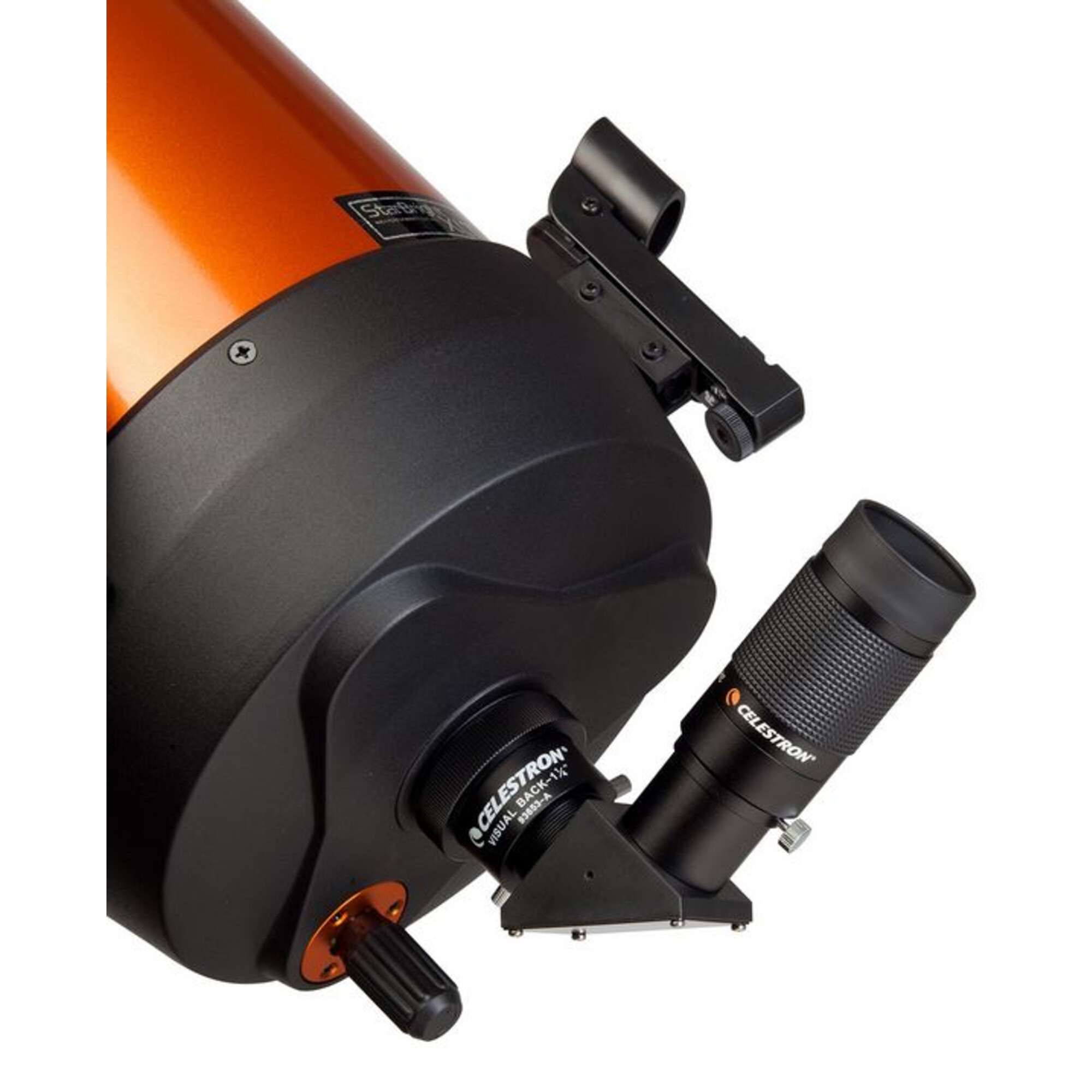 Nahaufnahme eines Teleskops. Es hat ein hellorangefarbenes Rohr, schwarze Komponenten und ein Celestron-Okular. Der Hintergrund ist weiß.
