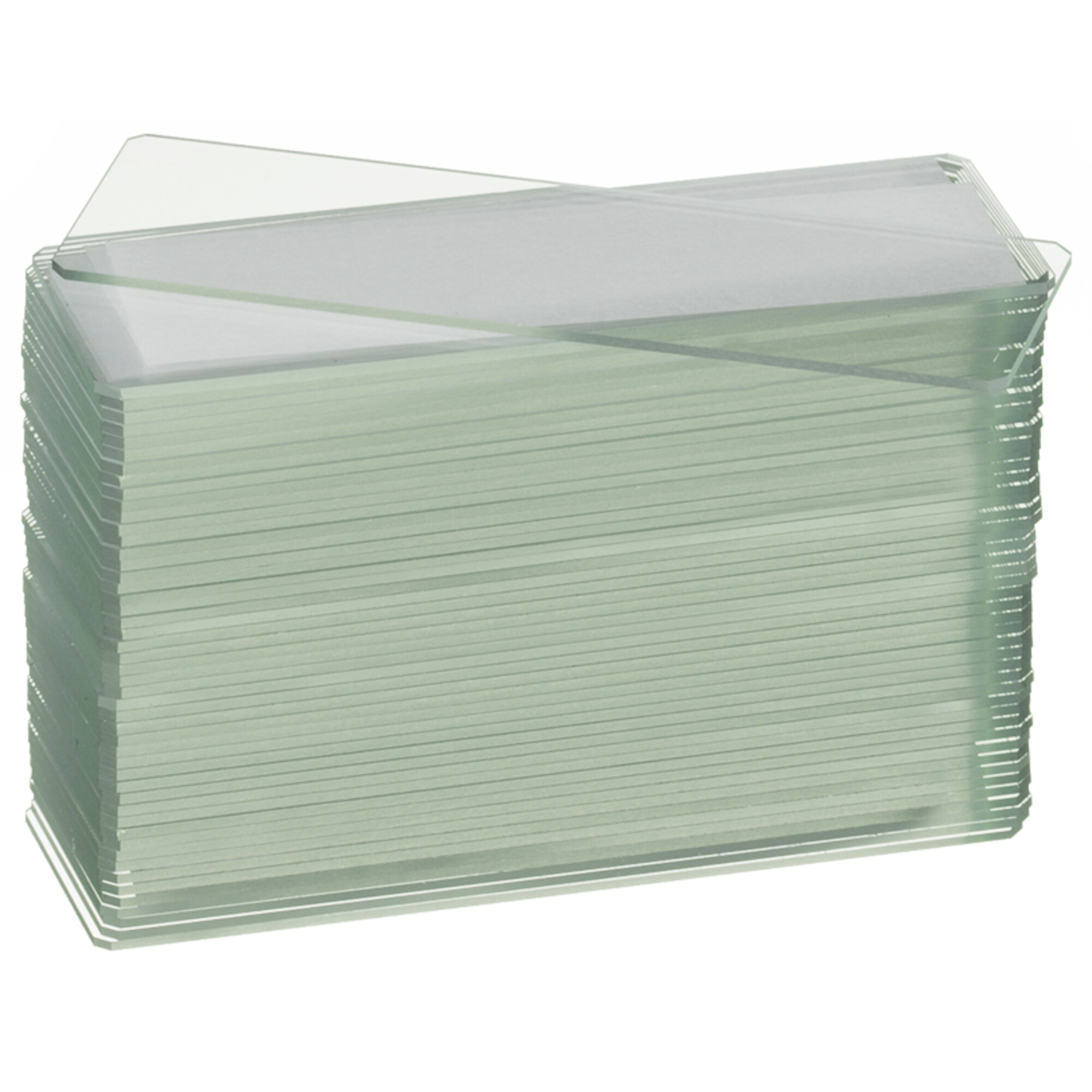 Una pila de portaobjetos de microscopio de vidrio rectangulares. El portaobjetos superior está ligeramente torcido.