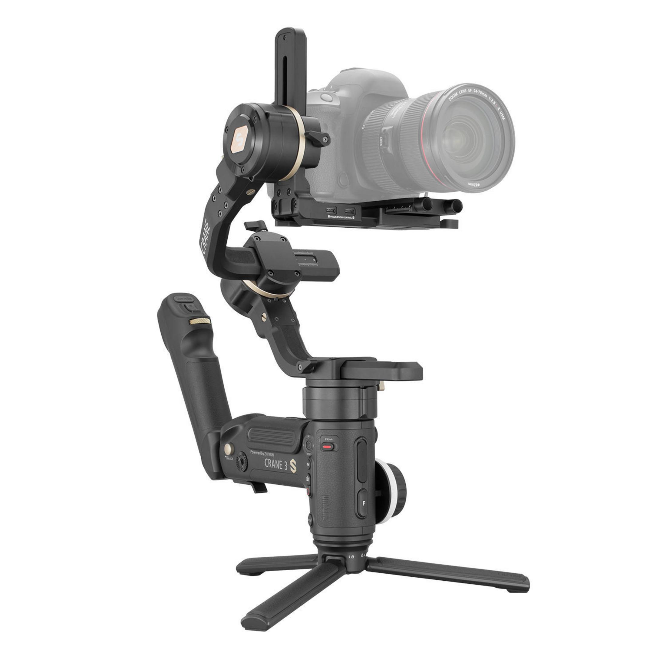 Uno stabilizzatore per fotocamera nero con una fotocamera DSLR collegata, su un treppiede. Lo stabilizzatore ha il marchio CRANE 3S.