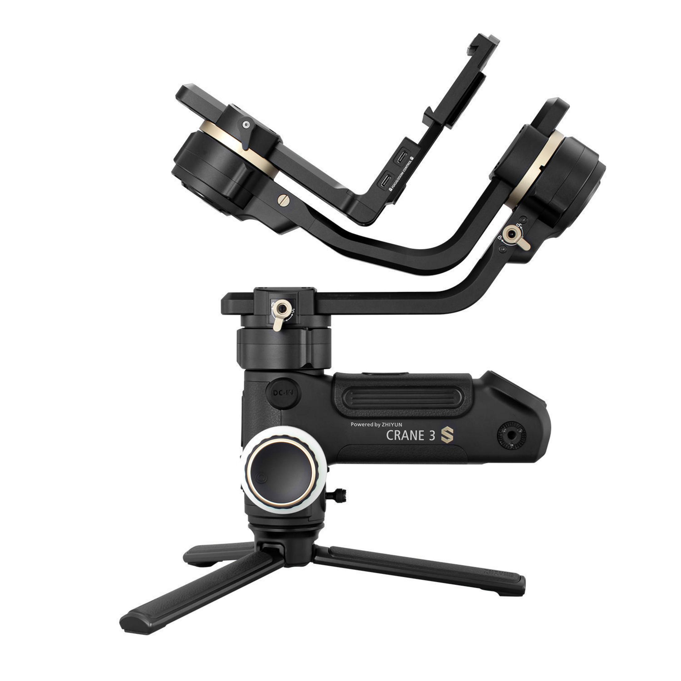 Stabilizzatore per fotocamera nero e oro con treppiede. Ha diversi bracci regolabili e una manopola di controllo circolare.