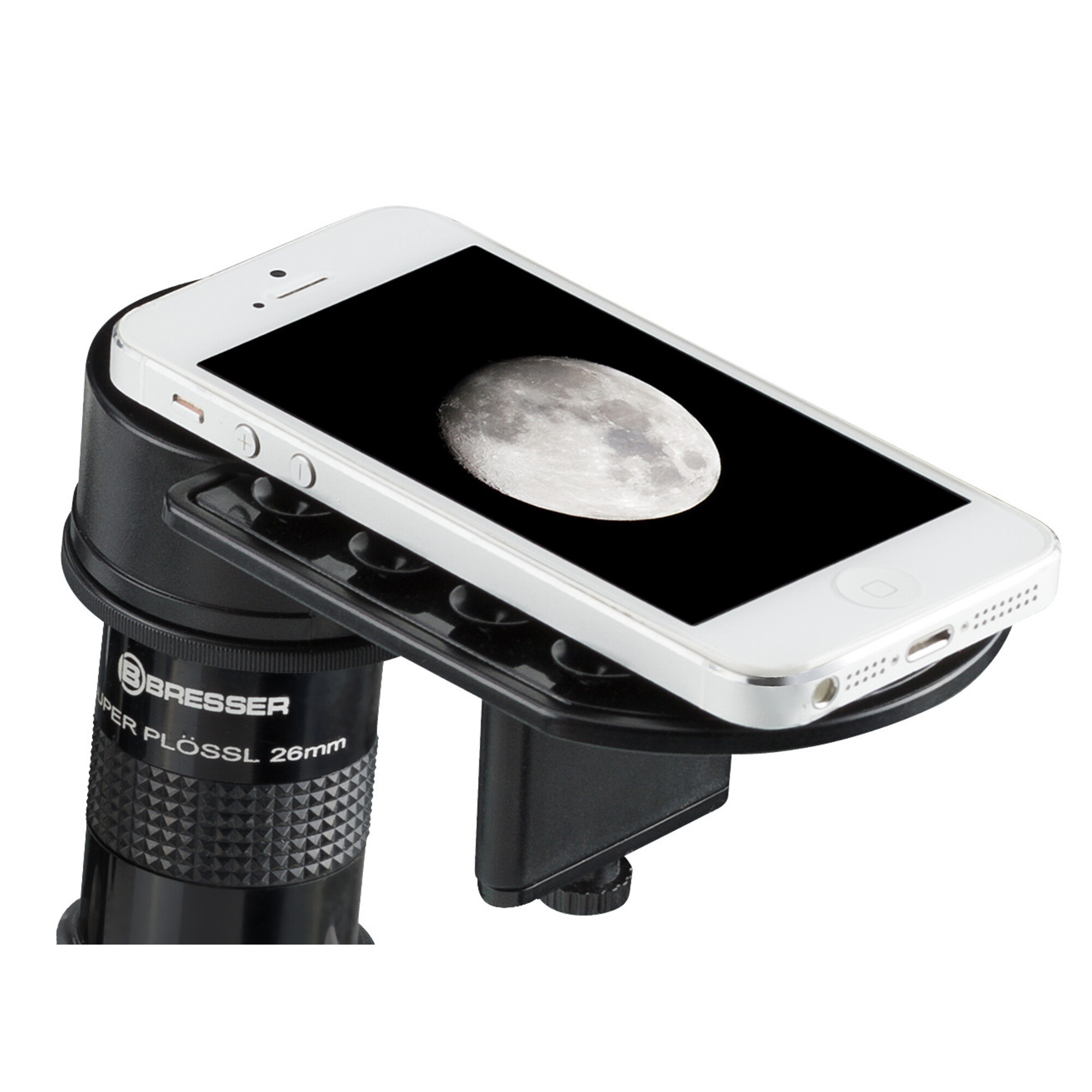 Ein weißes Smartphone zeigt den Mond, montiert auf einem schwarzen Teleskop. Auf dem Teleskop steht BRESSER.