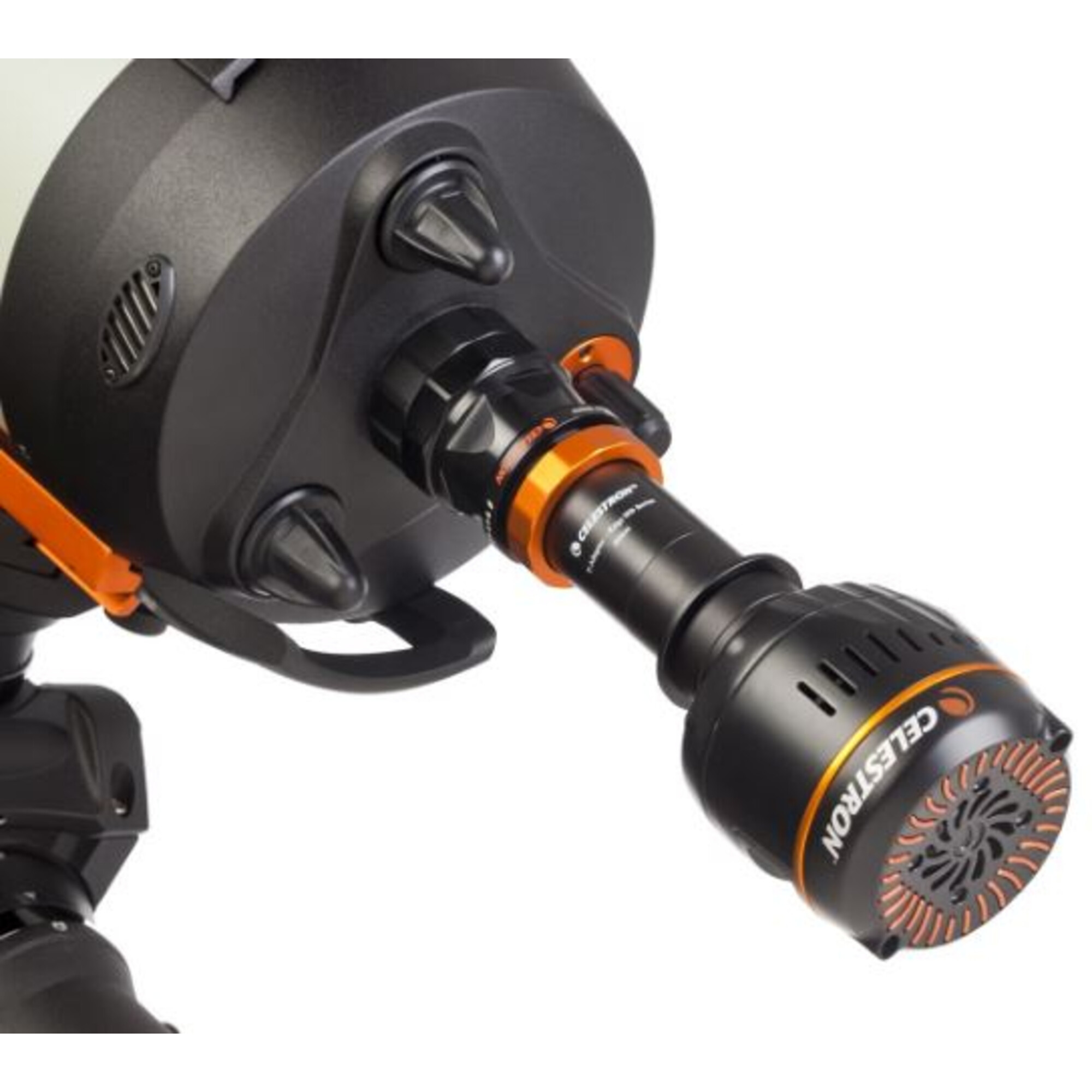 Nahaufnahme eines schwarzen Teleskops mit orangefarbenen Akzenten. Es hat Knöpfe, einen Griff und das Celestron-Logo.