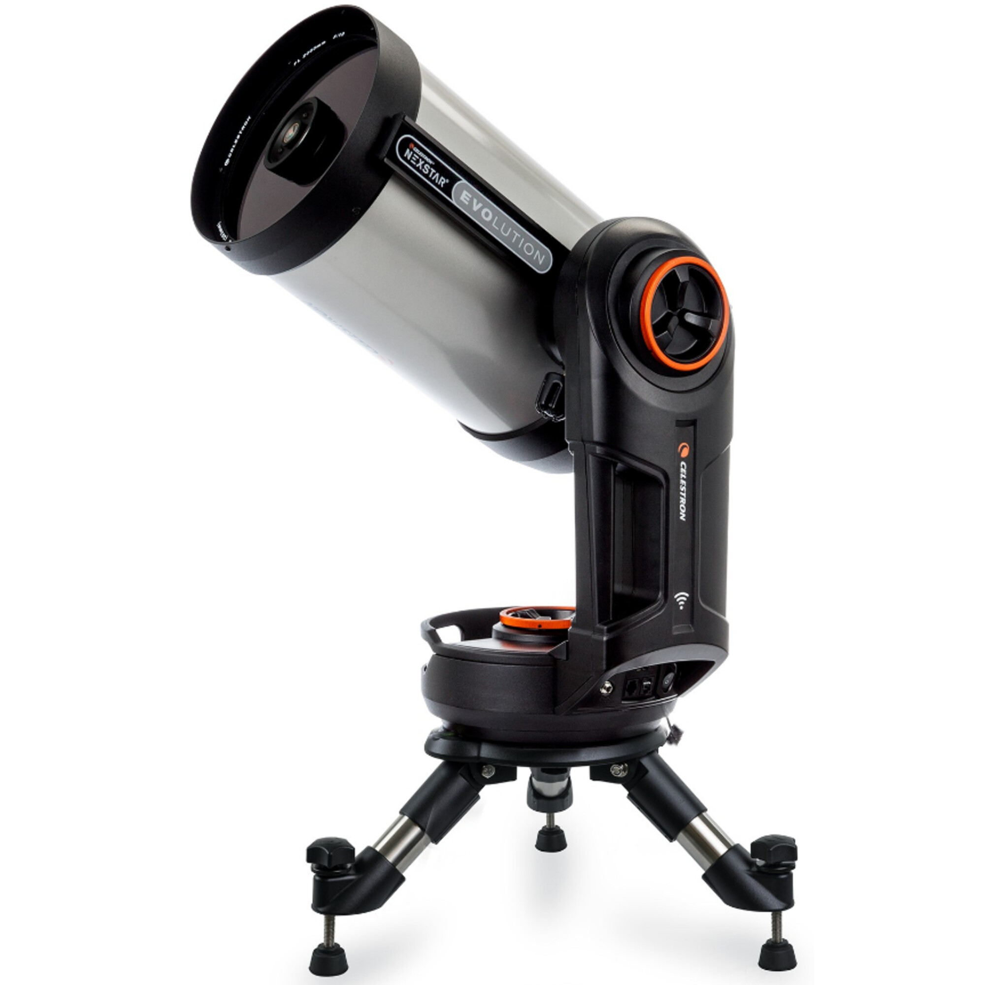 Ein Teleskop auf einem Stativ. Das Teleskop ist silber und schwarz, mit einem orangefarbenen Akzent. Es ist auf weißem Hintergrund nach oben abgewinkelt.